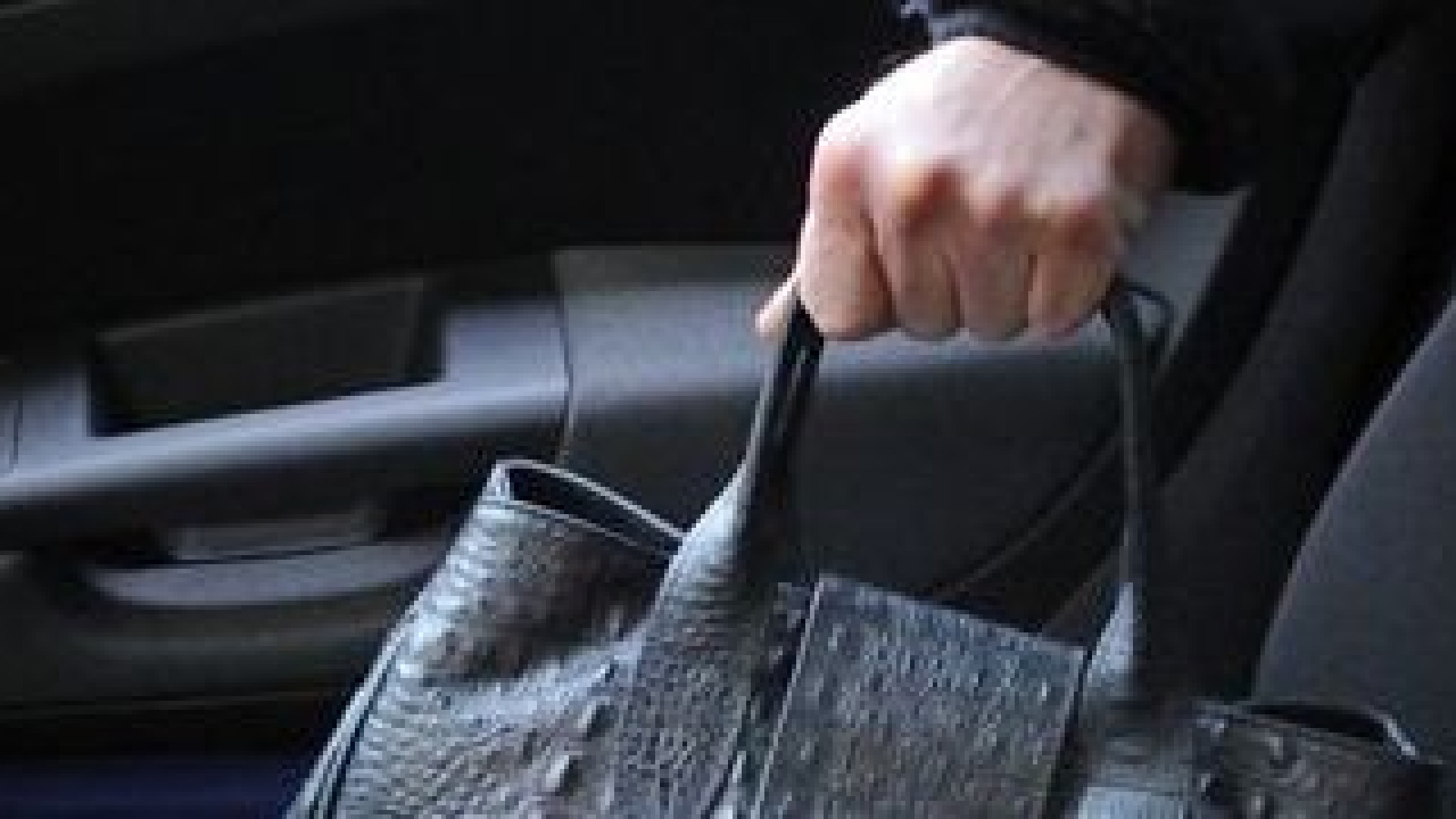 Rompono il vetro dell'auto, sparisce borsetta con soldi e telefono