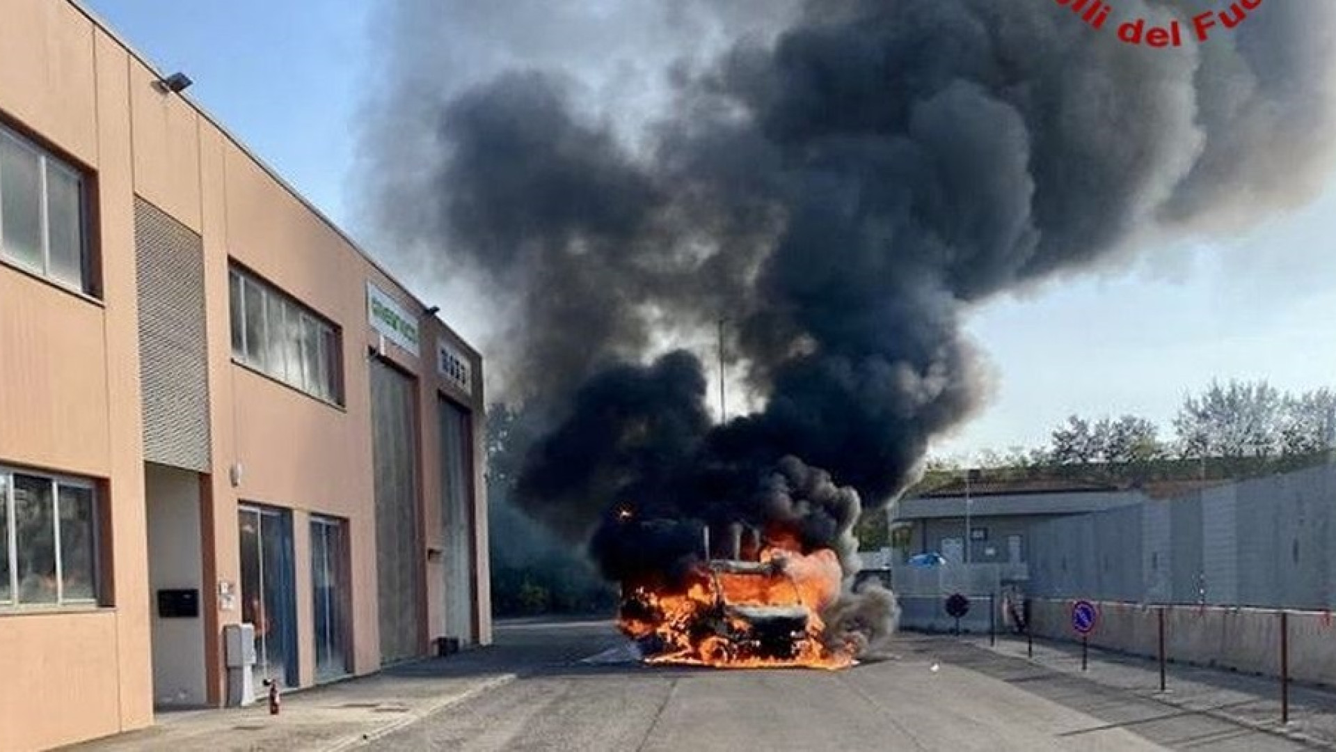 Furgone divorato dalle fiamme a Le Mose, autista scende appena in tempo