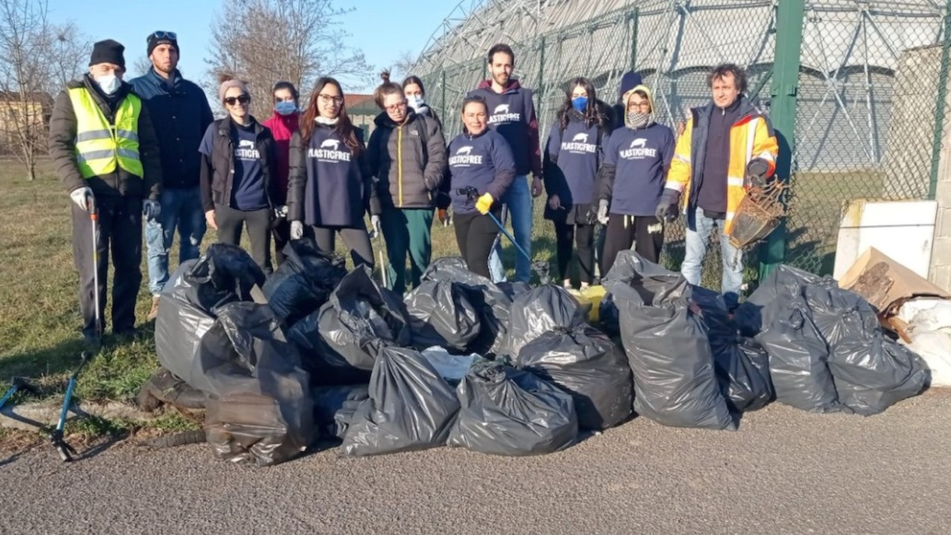 Copertoni ed elettrodomestici trovati dai volontari di Plastic Free