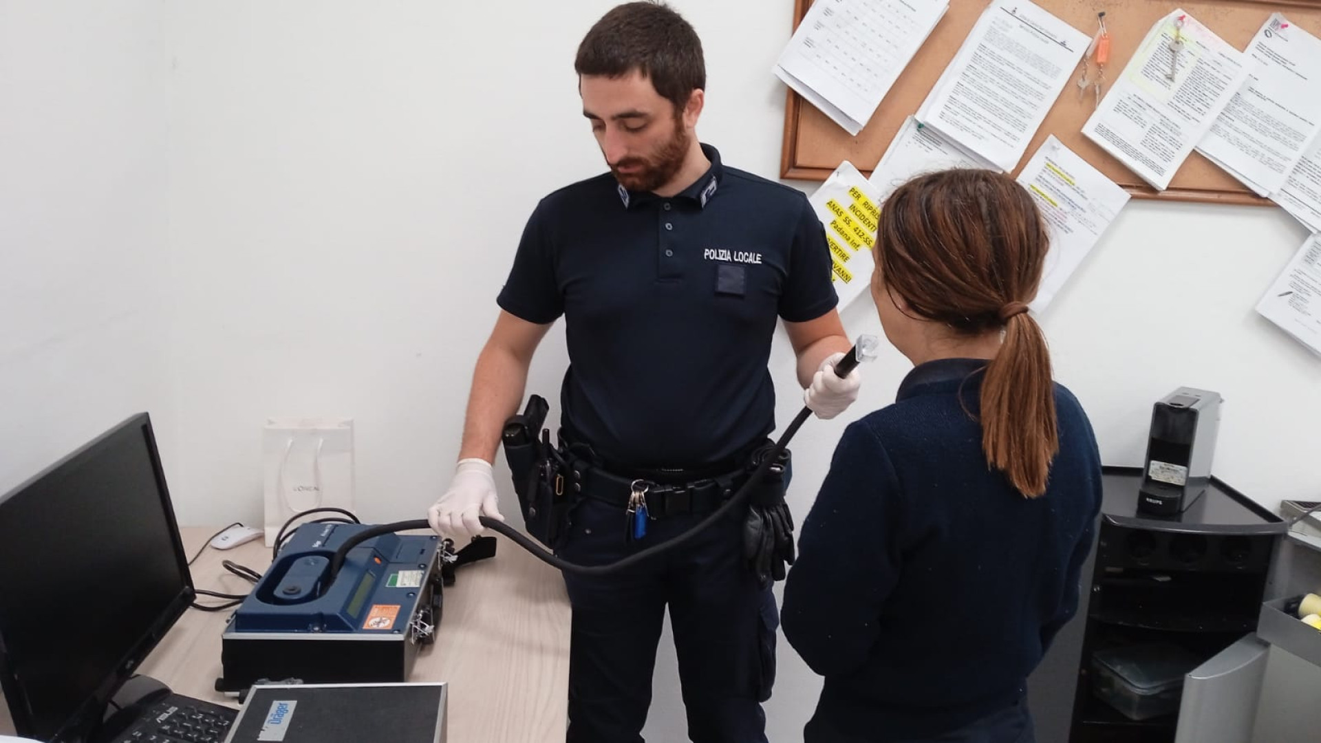 Con il furgone tampona un'auto: tasso alcolemico |da record, patente ritirata