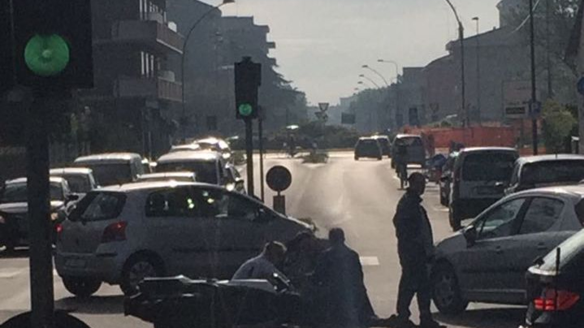 Scontro auto-moto in viale Dante, centauro finisce a terra. Interviene il 118