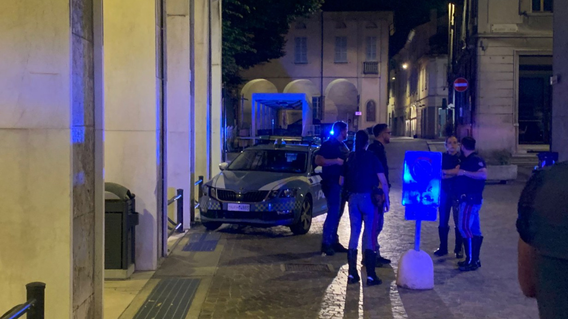 Inseguimento sull'auto rubata alla polizia: 27enne finisce in carcere per rapina