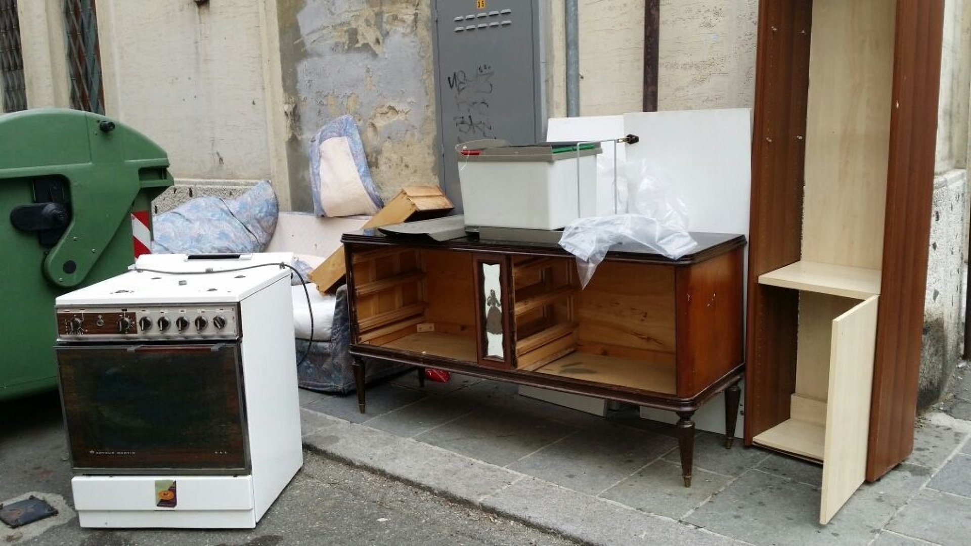 Discarica abusiva in via Landi, nella notte compare un "monolocale"