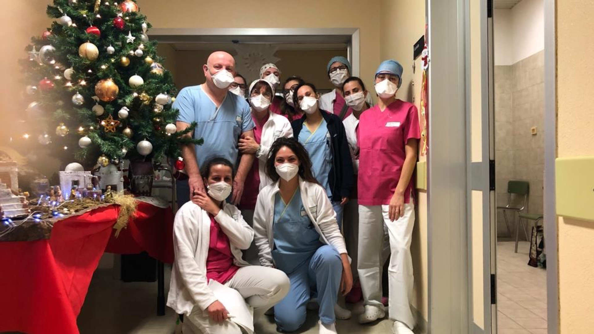 Una bambina chiude il 2021, un maschietto apre il nuovo anno. Parto in acqua