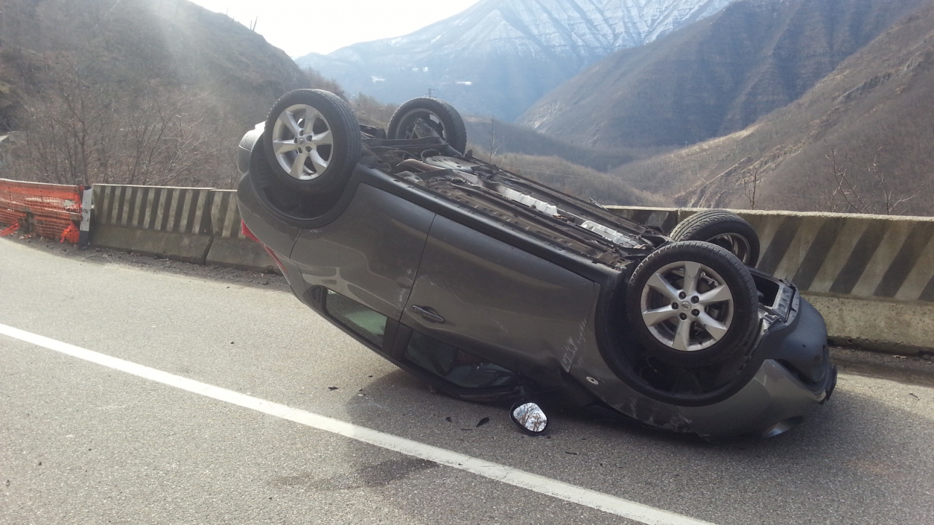 Incidente sulla ss45: auto si ribalta, ferita 56enne al volante