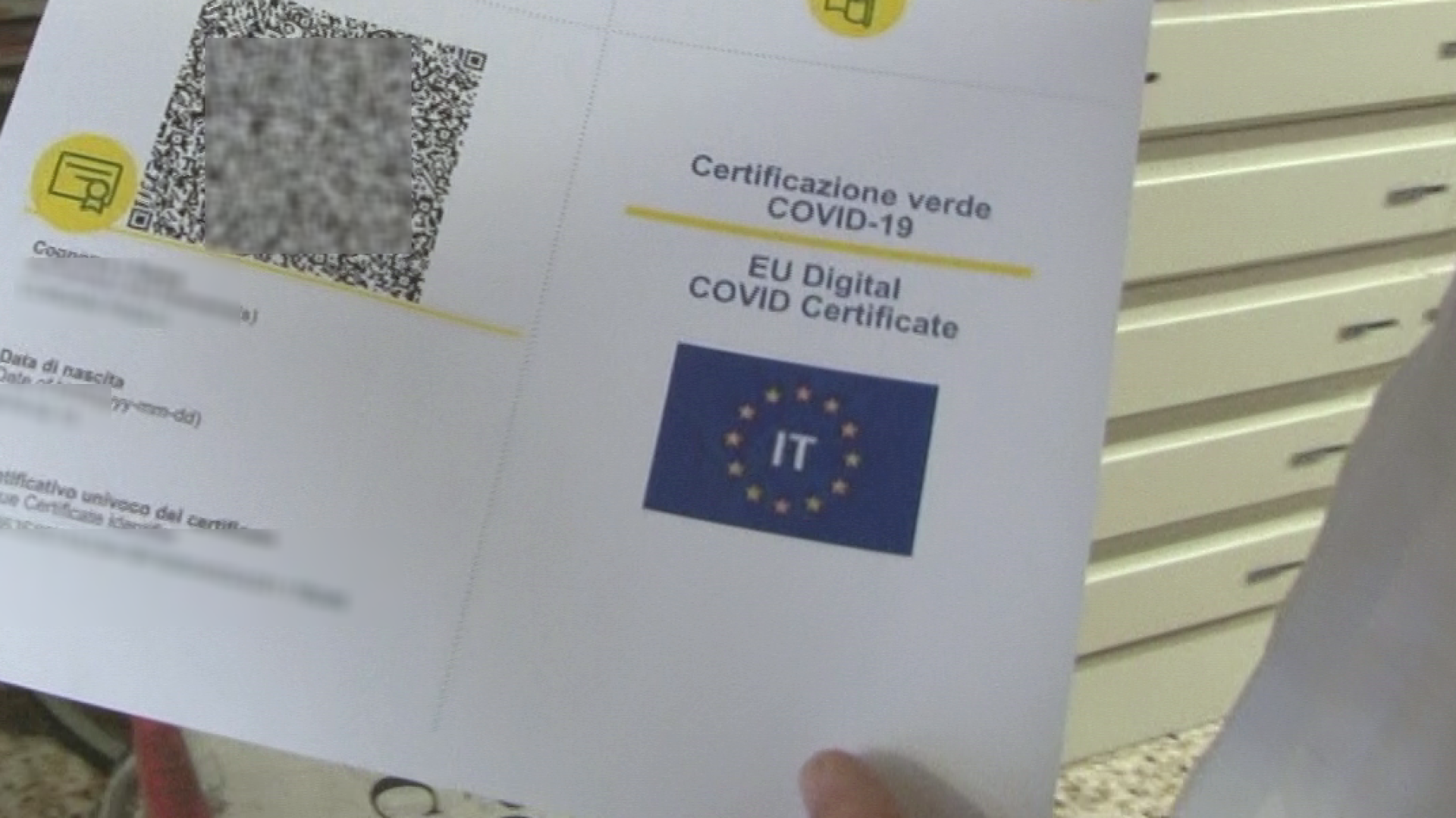 Da oggi il green pass in locali al chiuso, palestre e cinema. Multe fino a mille euro