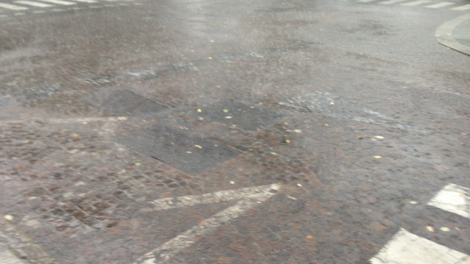 Allerta maltempo: pericolo frane per la pioggia. Neve intorno ai mille metri