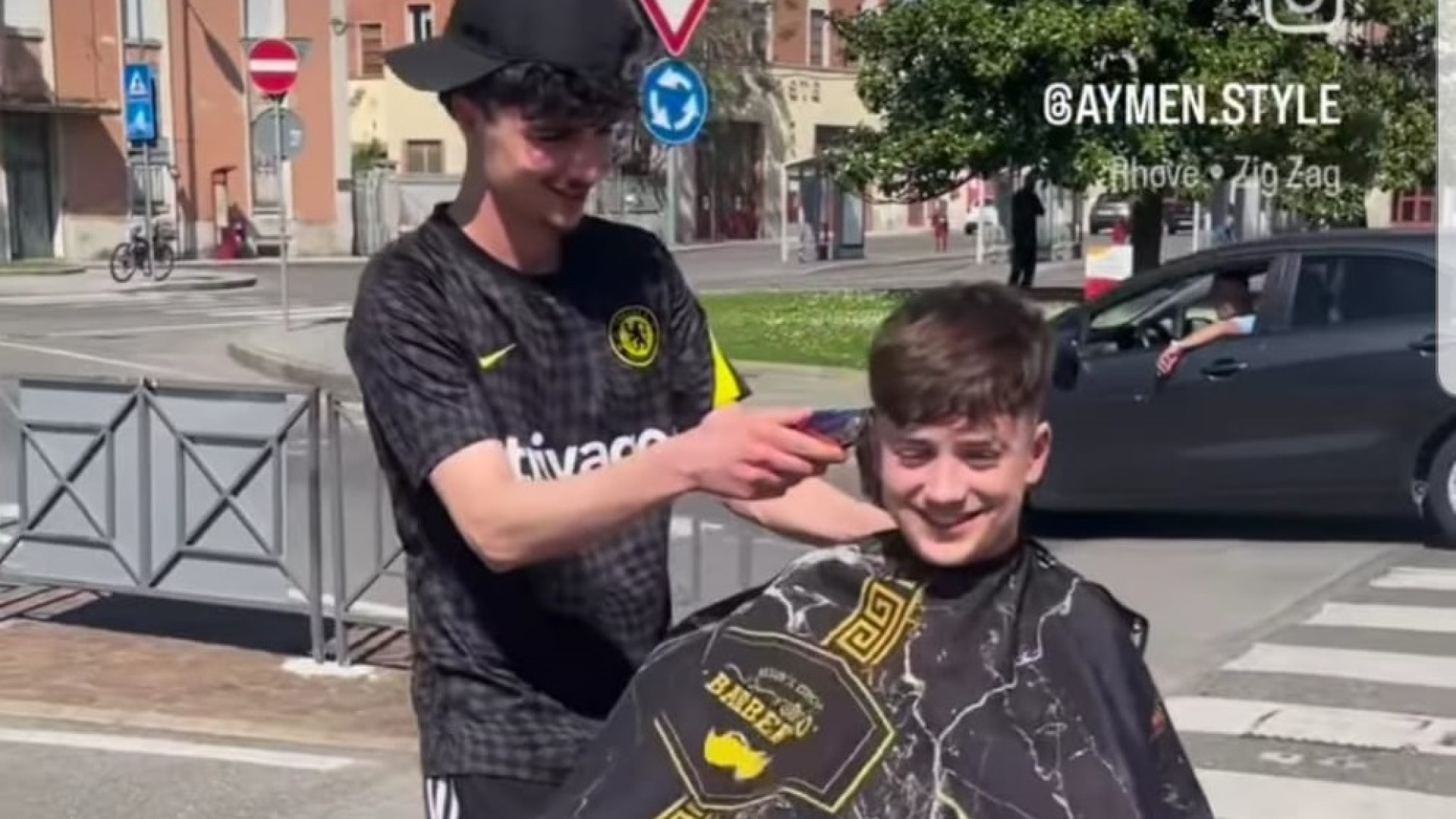 Barbiere acrobatico, taglia i capelli in strada: il web impazzisce