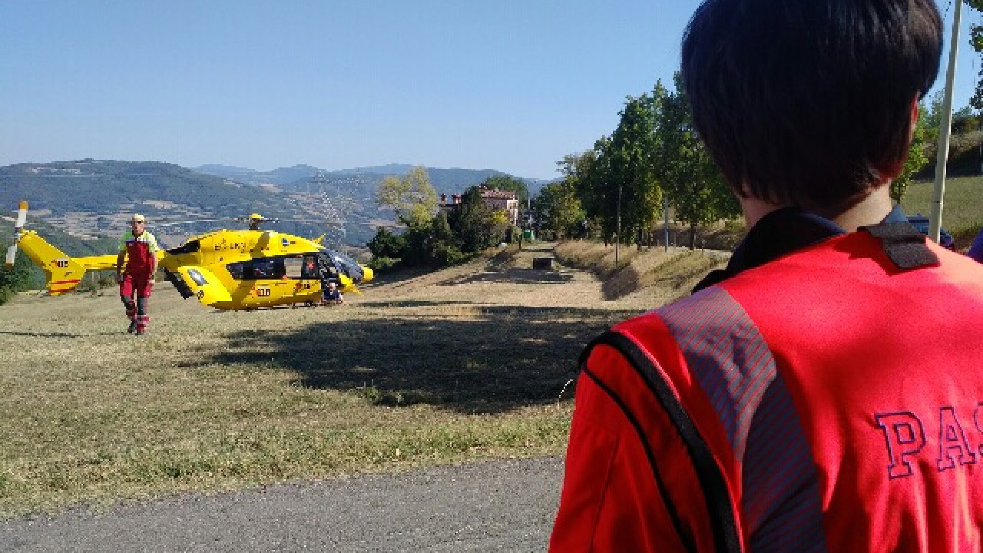 Cade rovinosamente sull'asfalto sbattendo il volto: ciclista grave