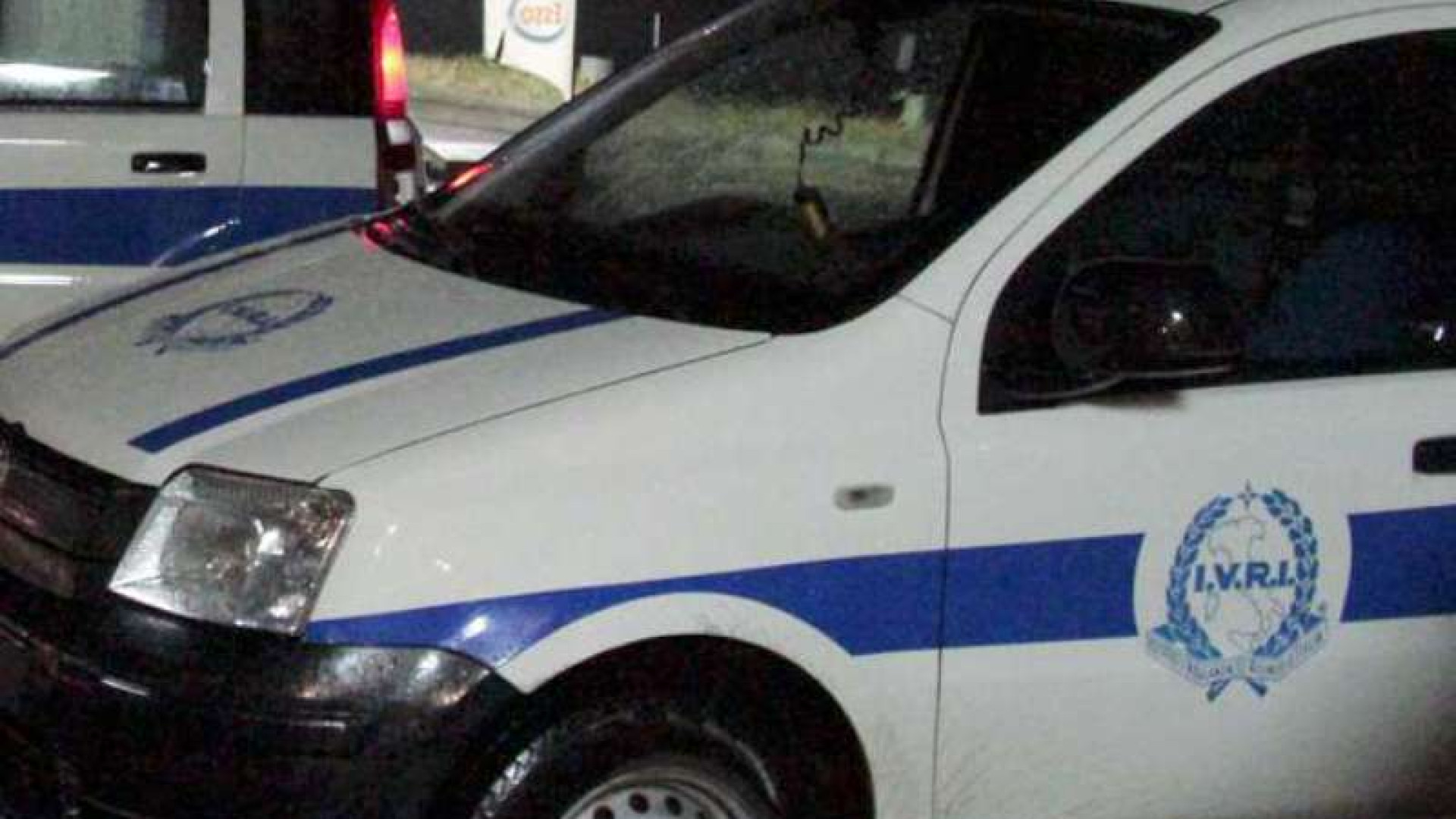 Banda di otto ladri entra in un concessionario ma fugge a mani vuote