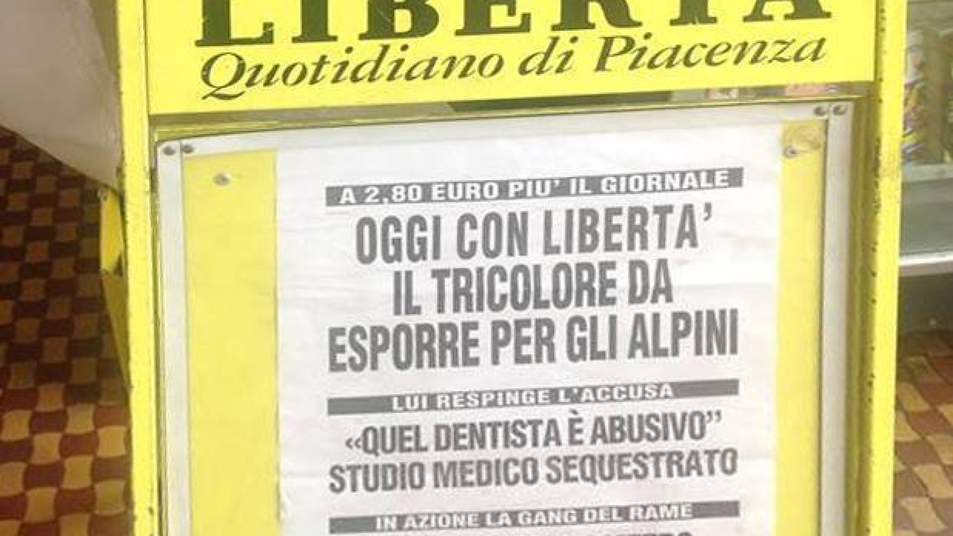 Arrivano le penne nere, a ruba le bandiere tricolori in edicola con Libertà