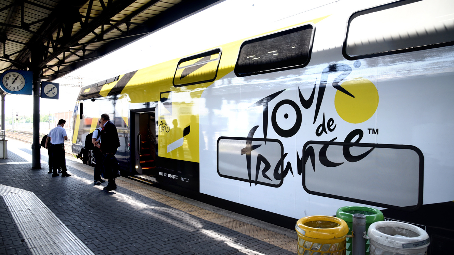 Il Tour de France tinge di giallo la stazione di Piacenza: è il treno della Grand Bouclè