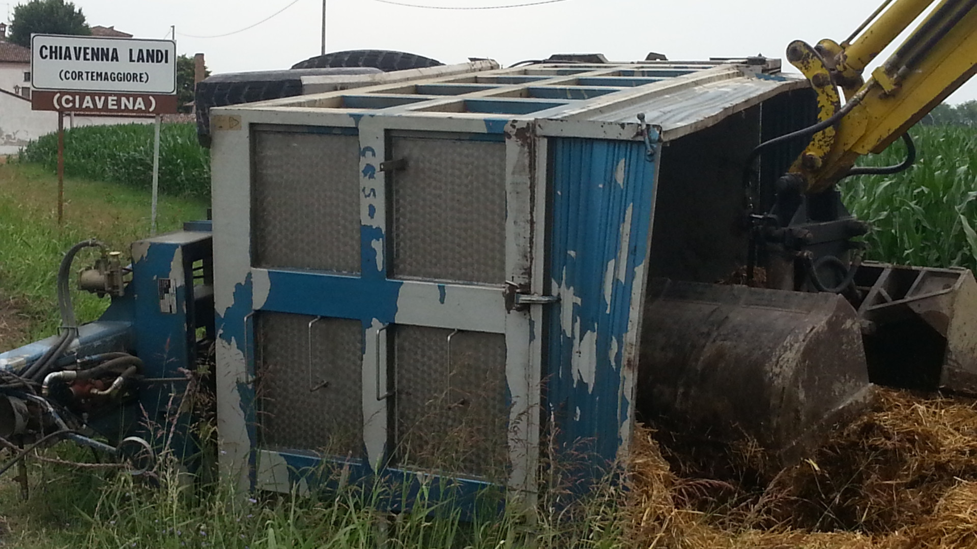 Incidente agricolo a Chiavenna Landi, rimorchio si ribalta nel campo