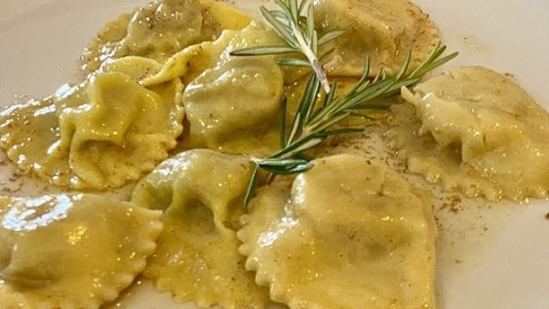 "A Natale pranzo fuori casa": locali sold out da settimane. Ma c'è chi tiene chiuso