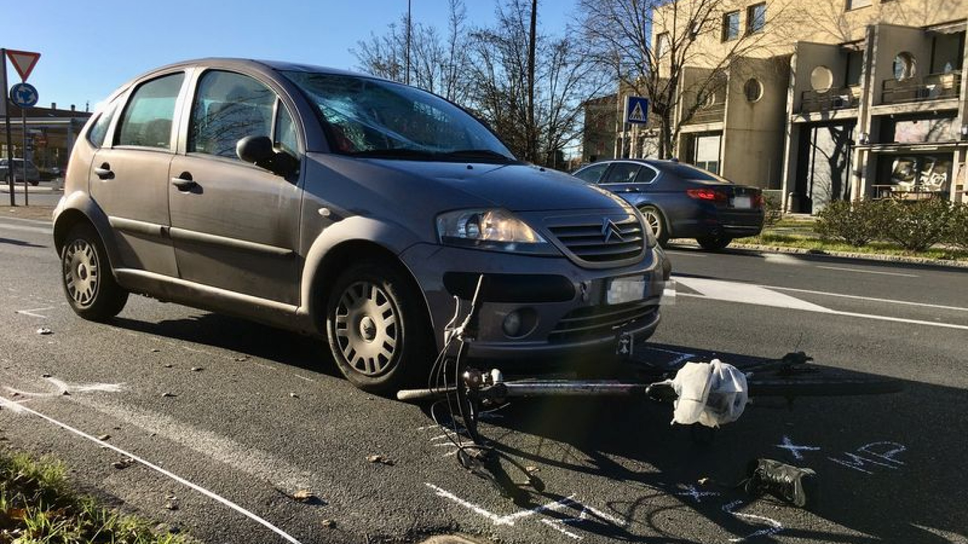 Incidente tra auto e bici in via Cremona: ciclista in condizioni serie