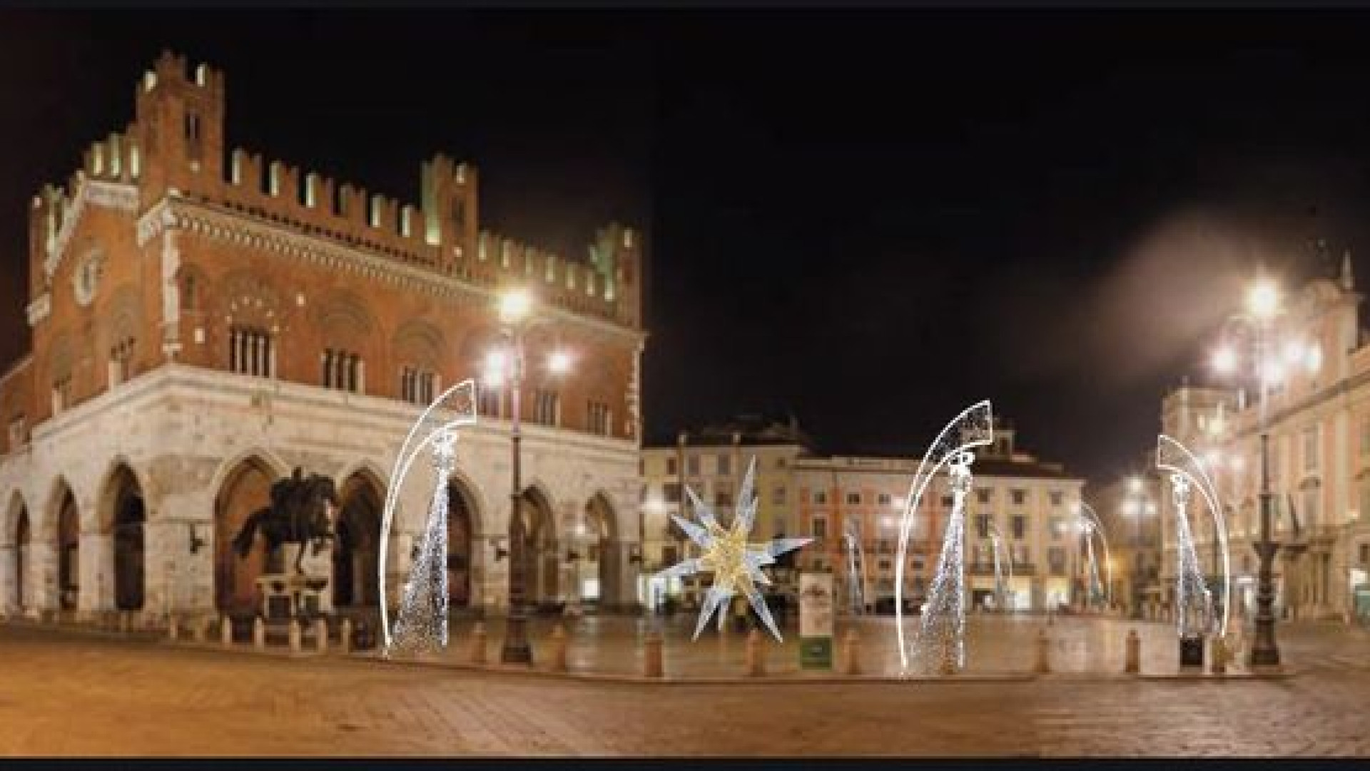 Luminarie, Piacenza si colora di oro e in piazza Cavalli scendono sei angeli