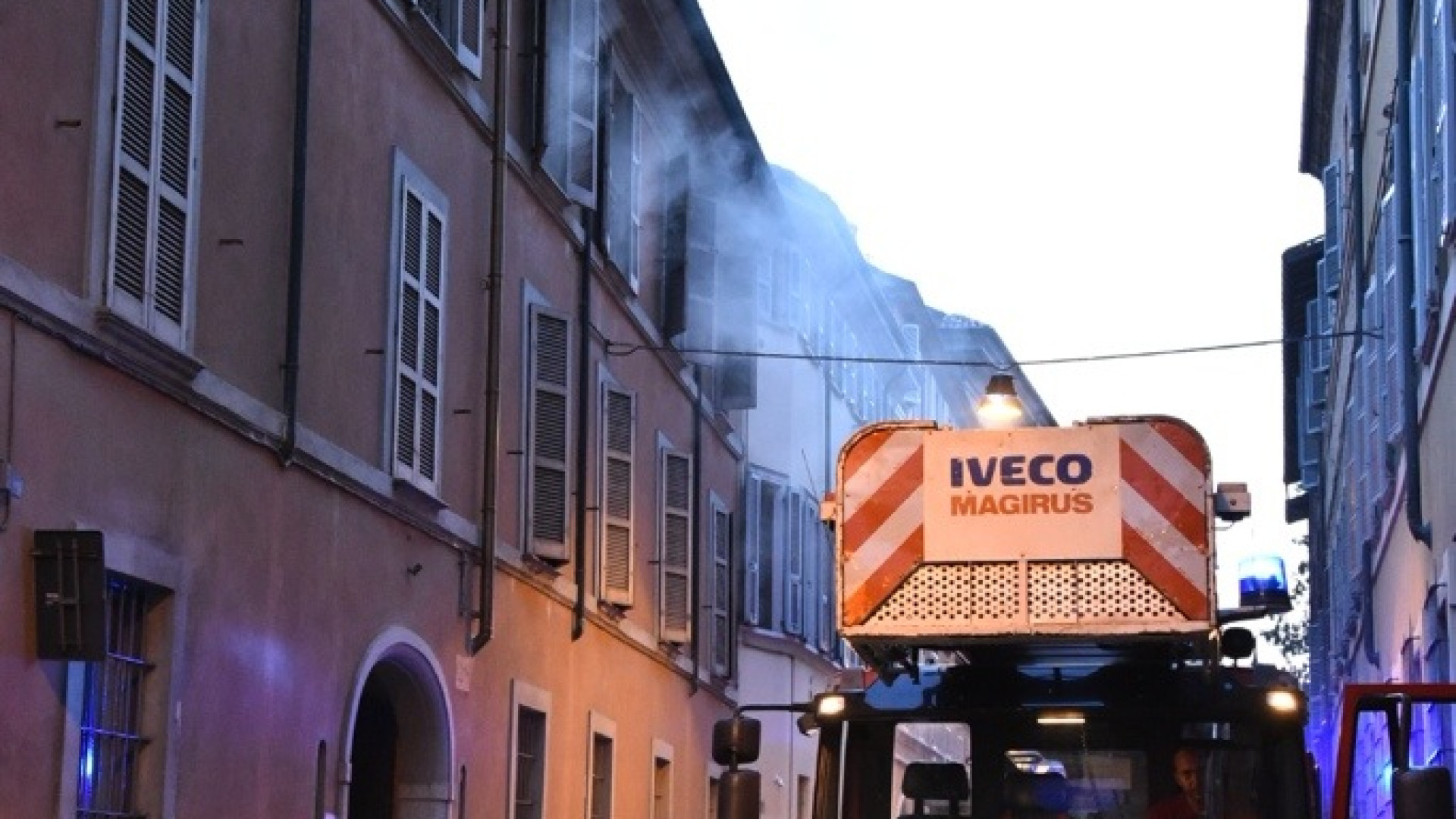 Scoppia incendio in un sottotetto: nube di fumo in via San Siro