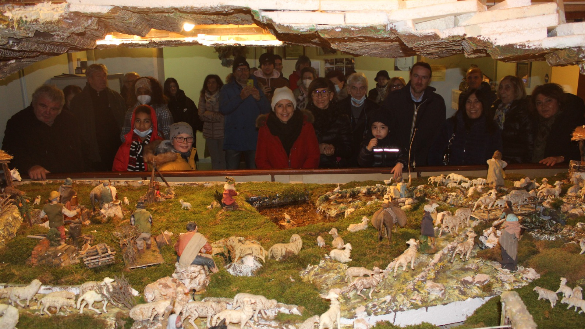 Riapre il presepe di Roncaglia dopo due anni: taglio del nastro con il sindaco