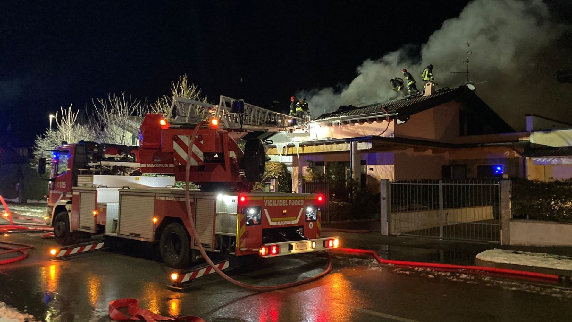 Tetto divorato dalle fiamme a Ottavello, super lavoro per i vigili del fuoco
