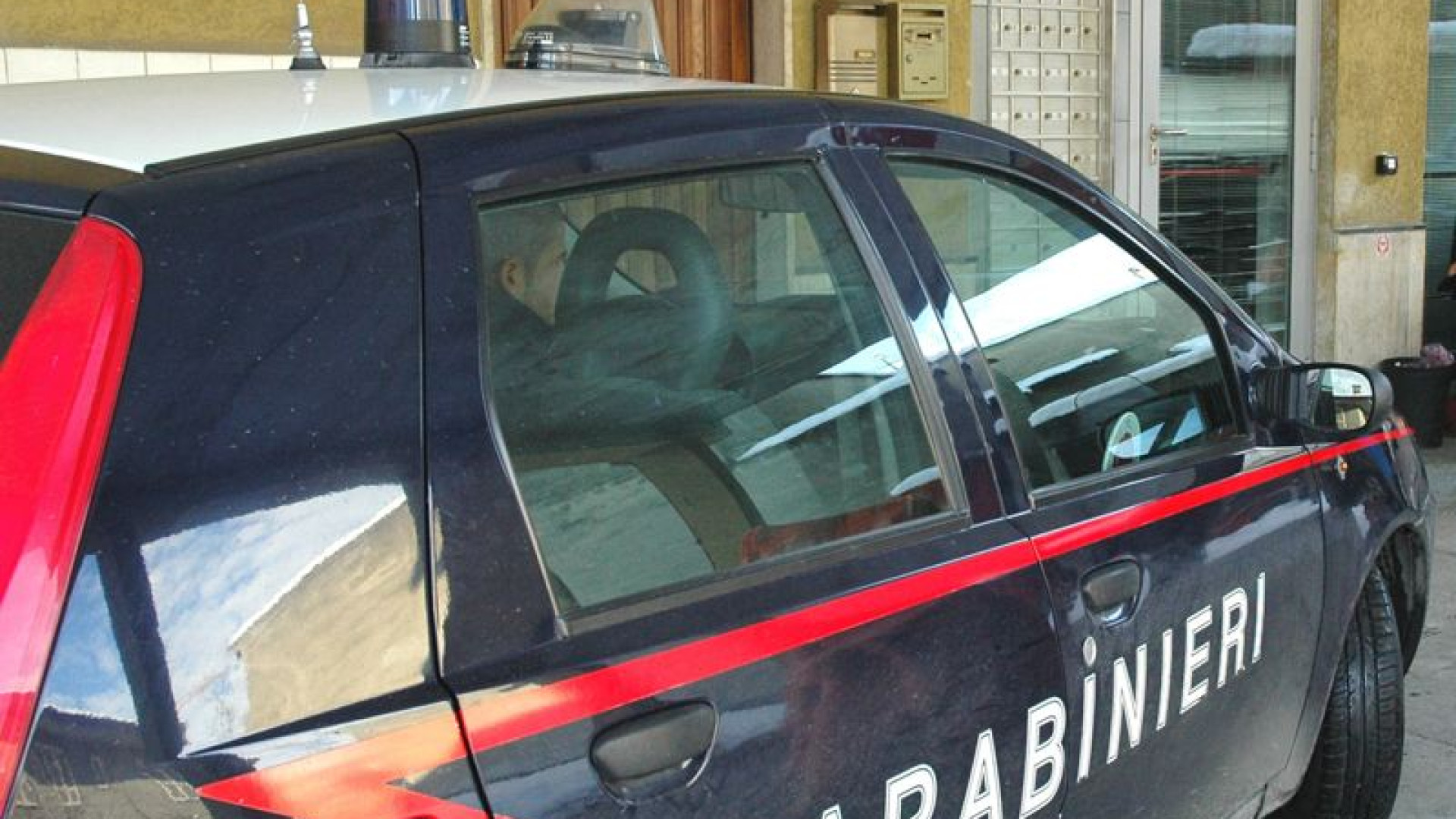 Ubriaco molesta gli avventori di un bar, denunciato dai carabinieri