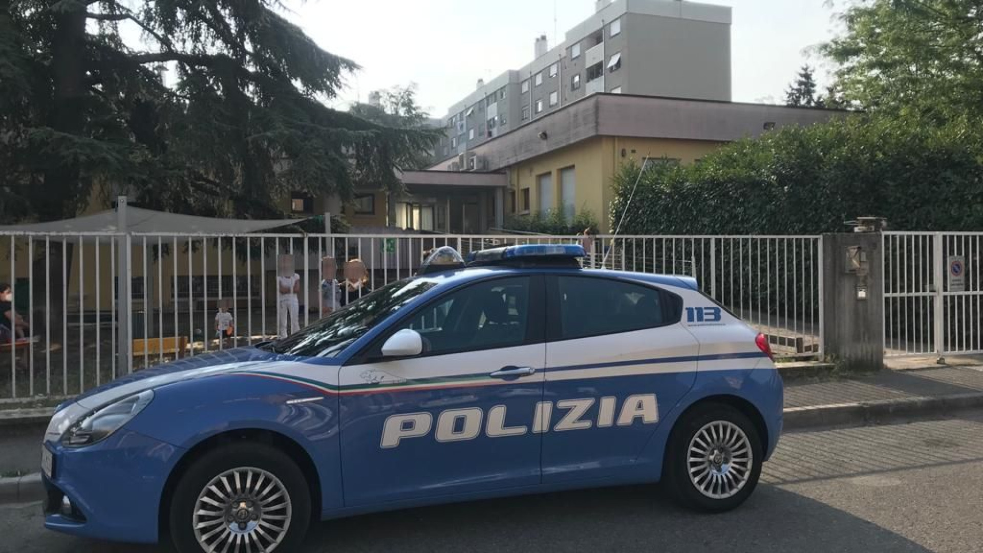 Ladri tentano il furto all'asilo di via Penitenti: scoperti, abbandonano la refurtiva