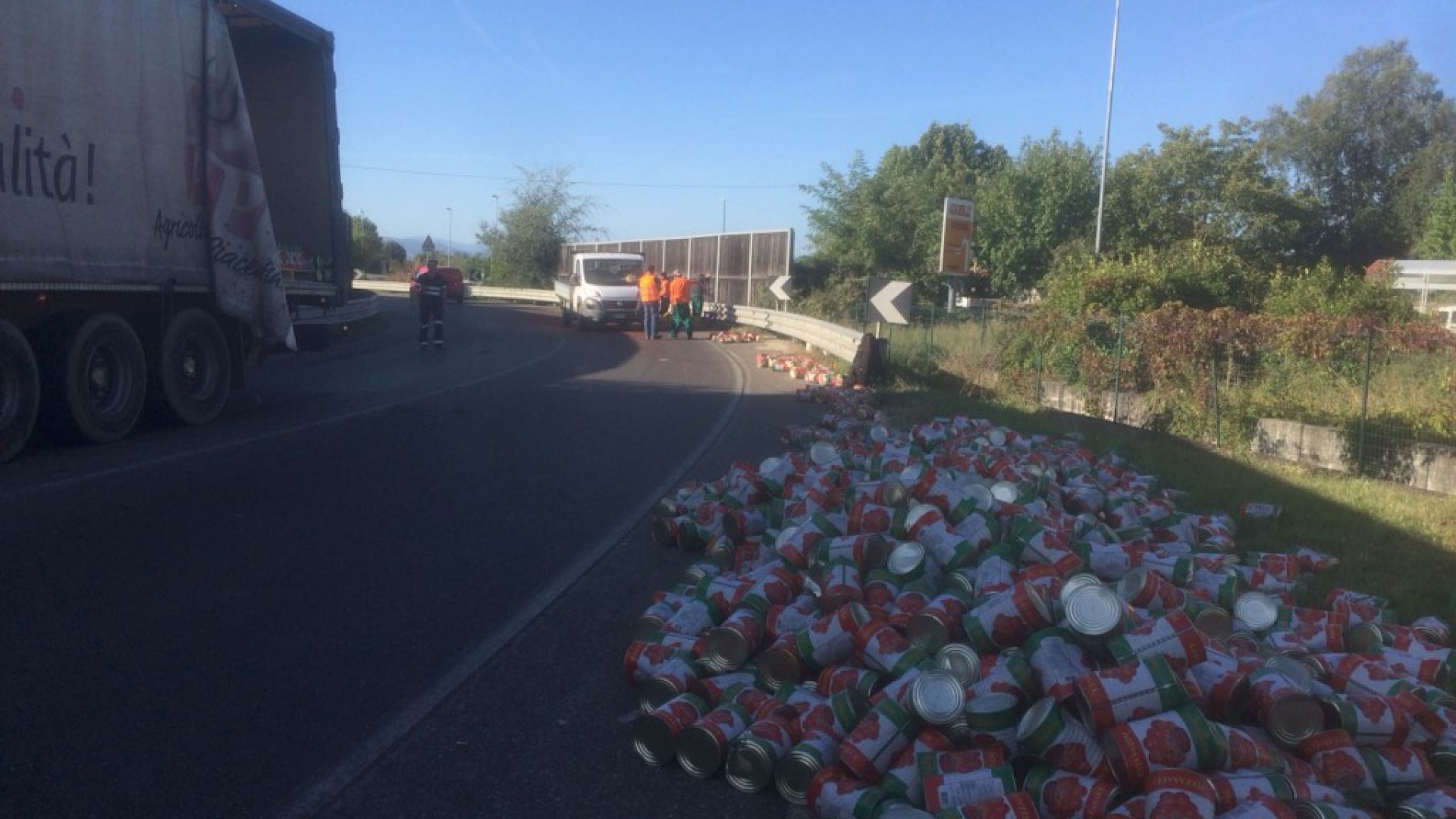 Tir perde il carico di barattoli di conserva, chiuso e poi riaperto il raccordo tra Valnure e corso Europa