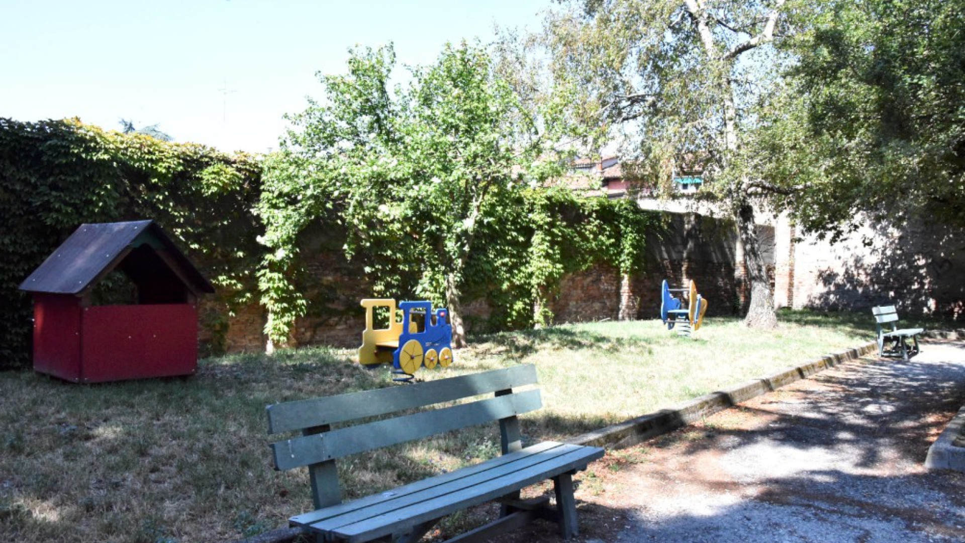 Via del Guazzo, parte dei giardini pubblici abbandonata e degradata. Proteste