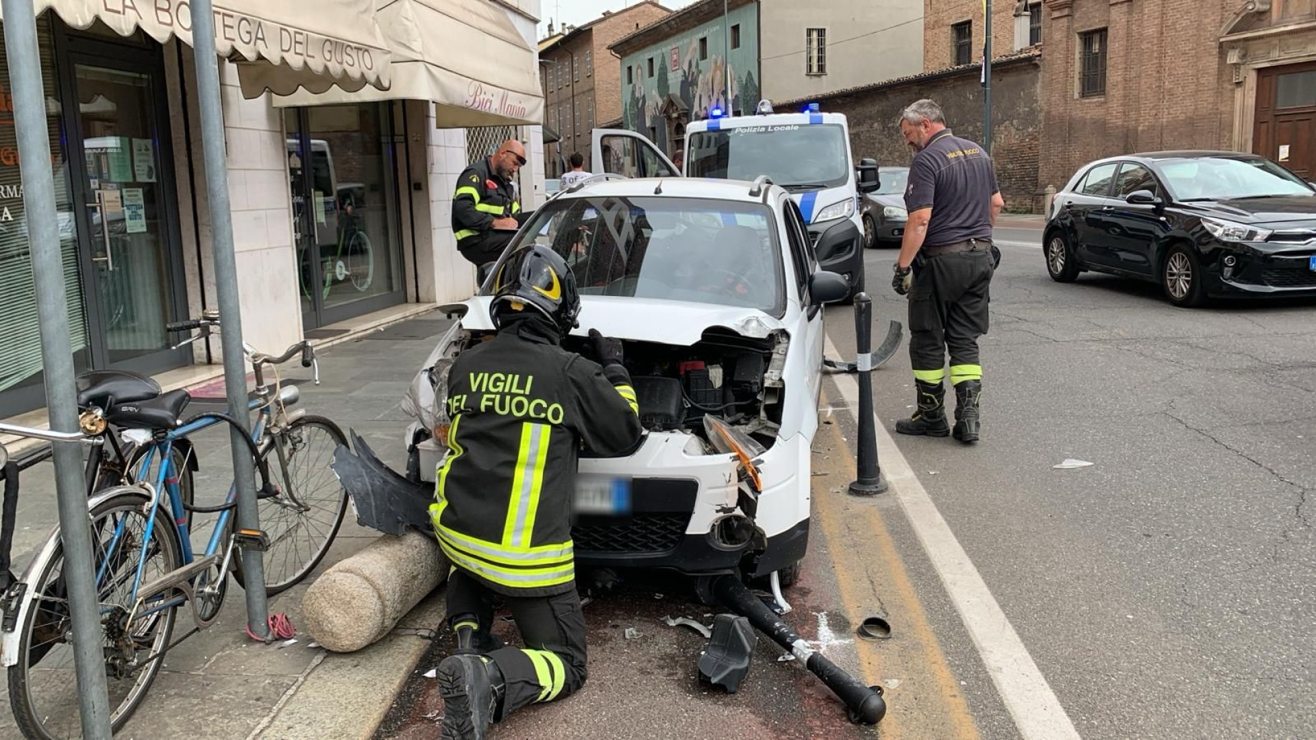 Auto rischia di finire nelle vetrine di una gelateria sullo Stradone Farnese