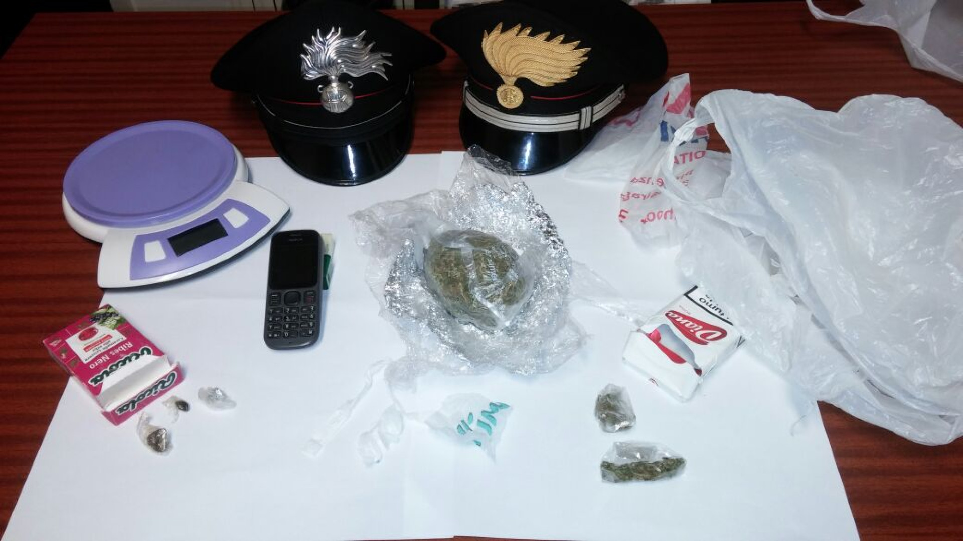 Droga nascosta tra gli pneumatici in cantina: 30enne denunciato