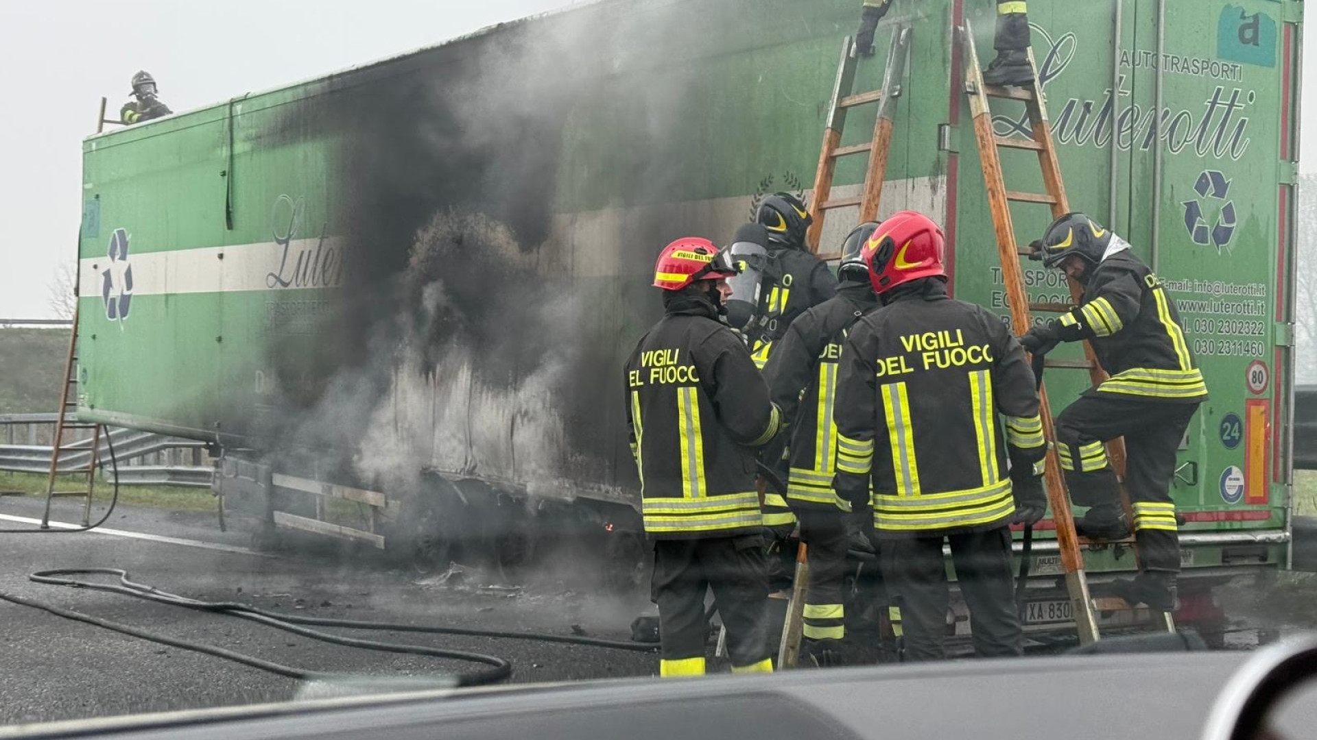 Camion in fiamme in A21, traffico in tilt e nube nera verso Piacenza