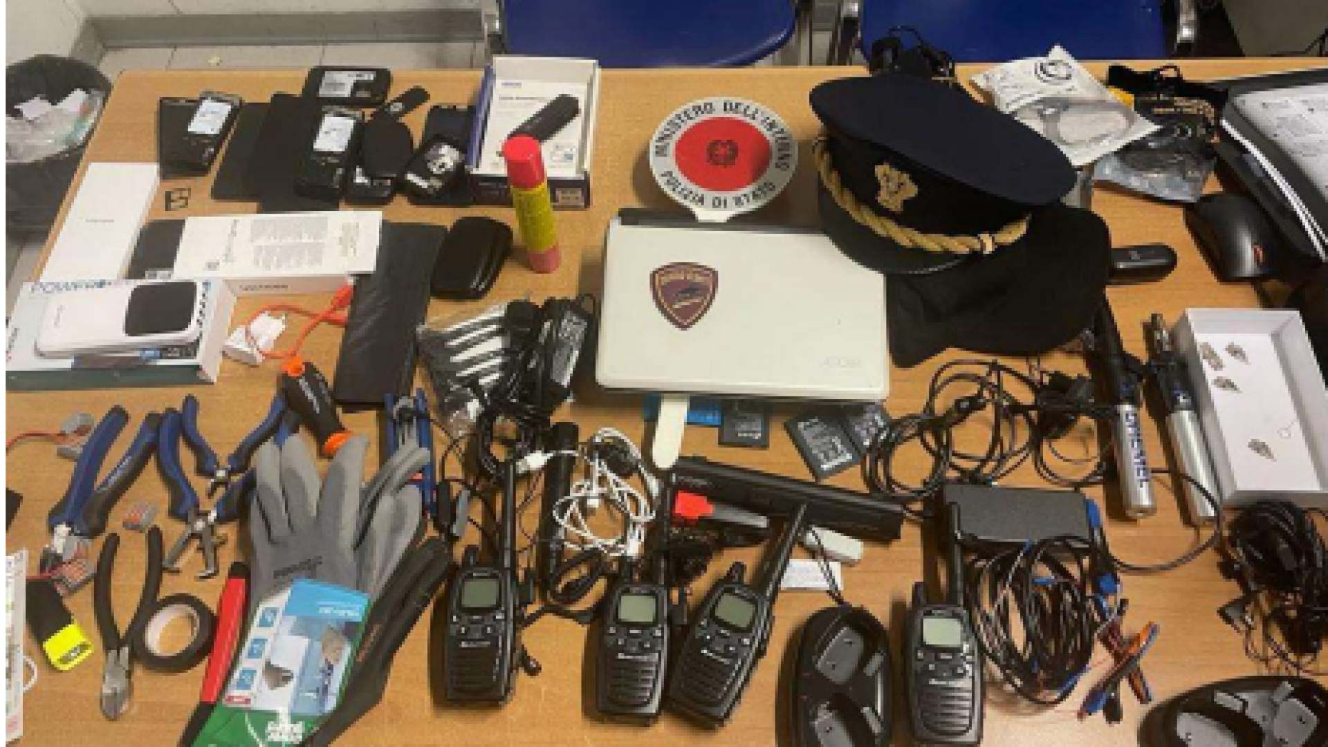 Saldatrici e ricetrasmittenti in camera d'albergo, fermati i "ladri bancomat". Un arresto