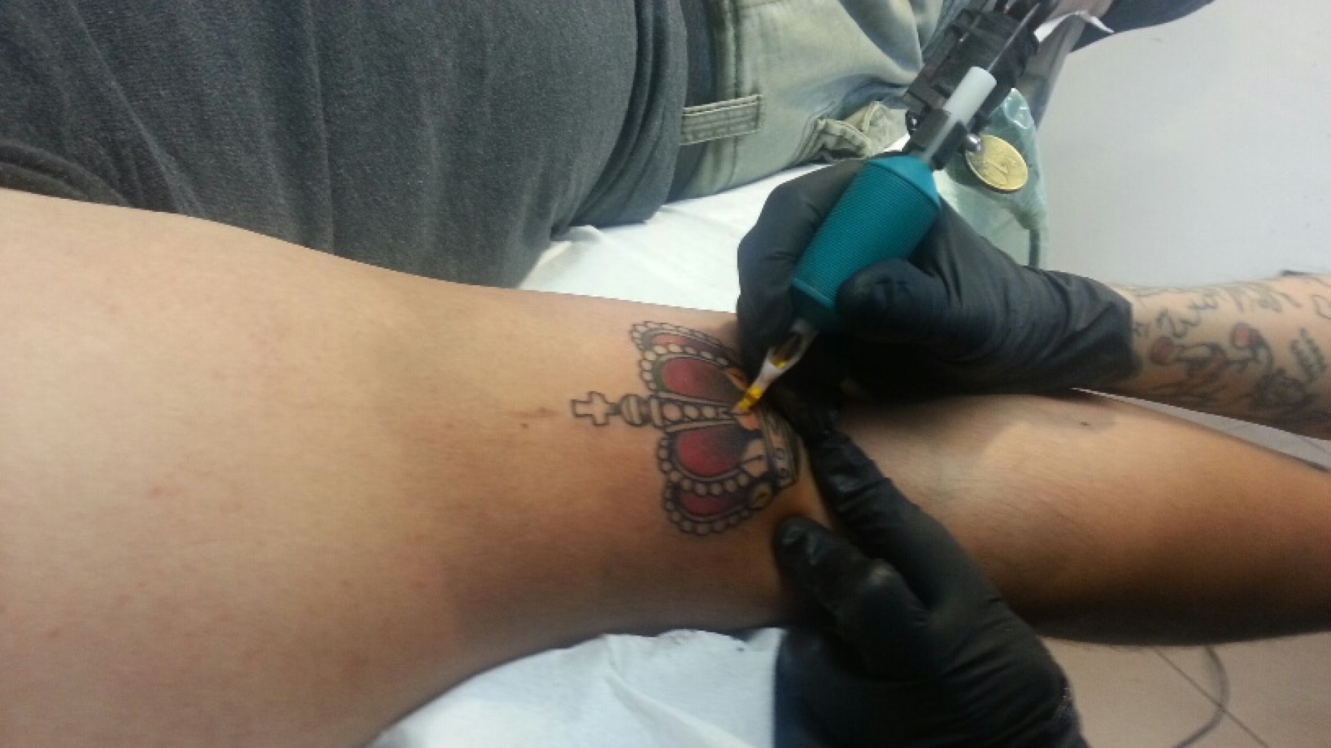 “Tatuaggi e piercing, la sicurezza prima di tutto”: corso per 80 professionisti