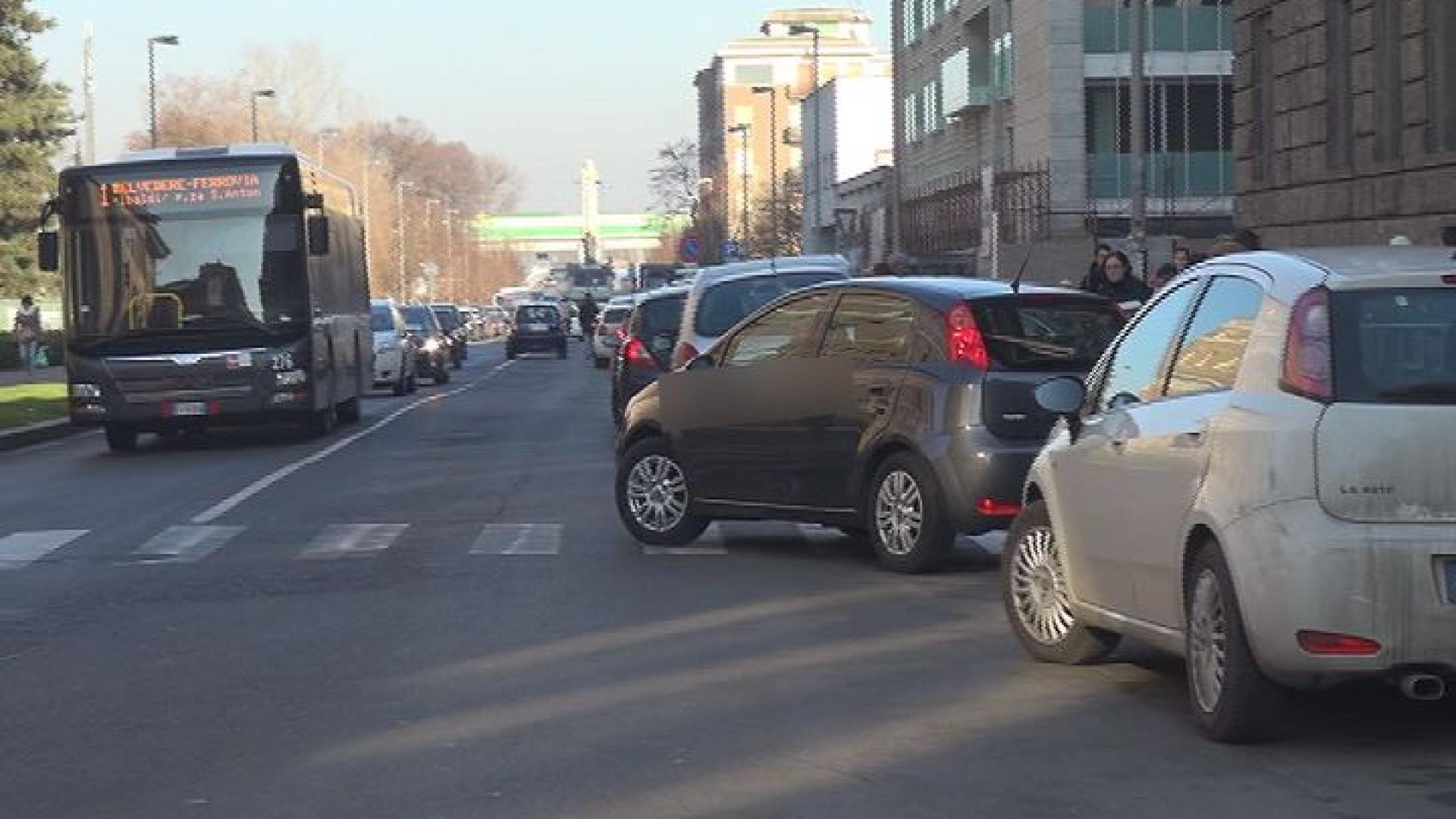 Viale Risorgimento, soste selvagge all'uscita da scuola: disagi per i bus