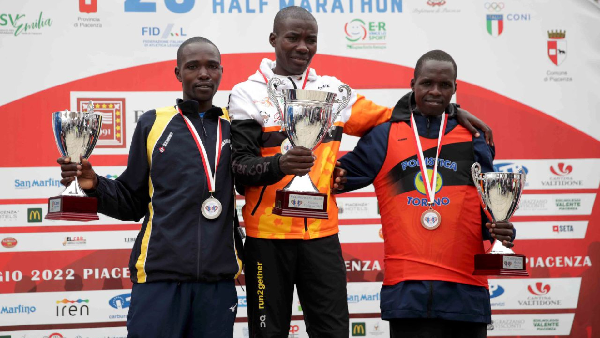 Al kenyota Dickson Nyakundi la Placentia Half Marathon. Jerotich prima tra le donne