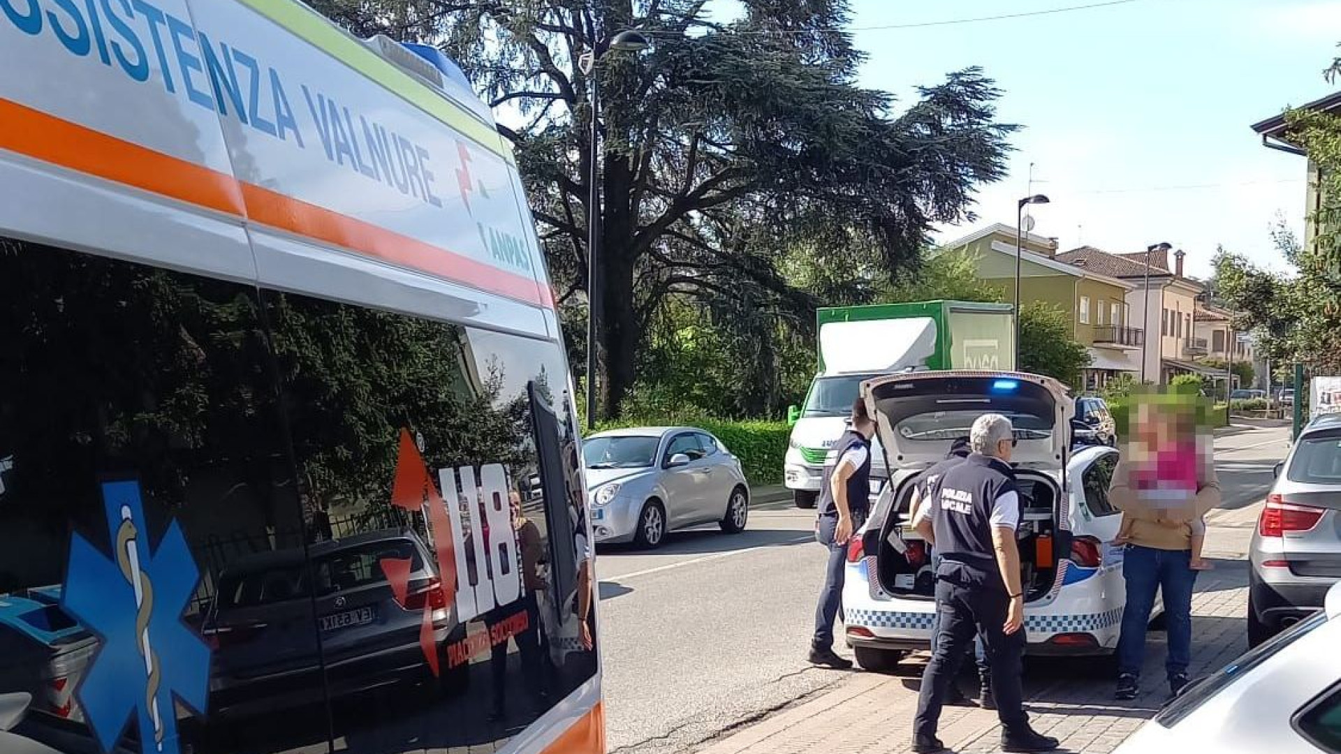 Vigolzone, donna con passeggino urtata da un'auto finisce in ospedale