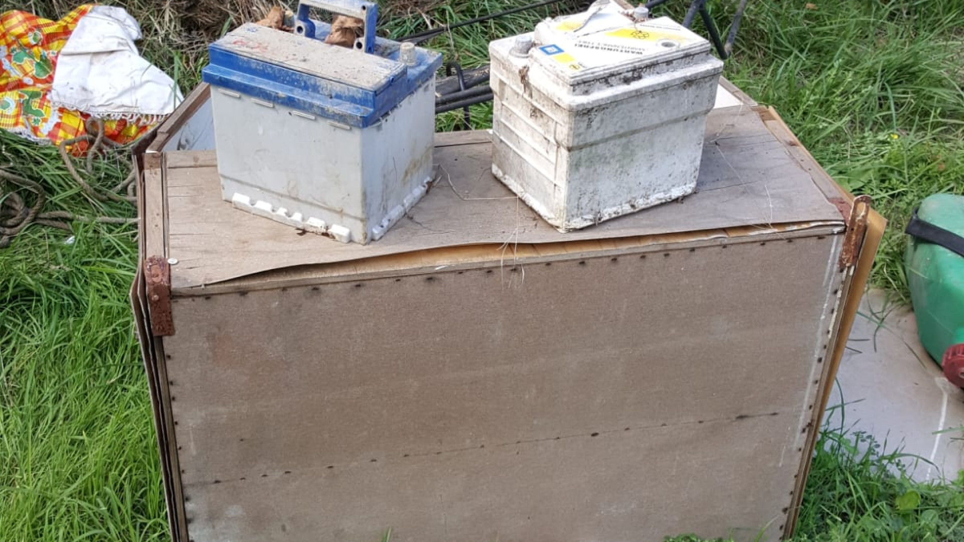 Via Finarda, spunta una discarica abusiva: taniche e scatoloni. Le foto