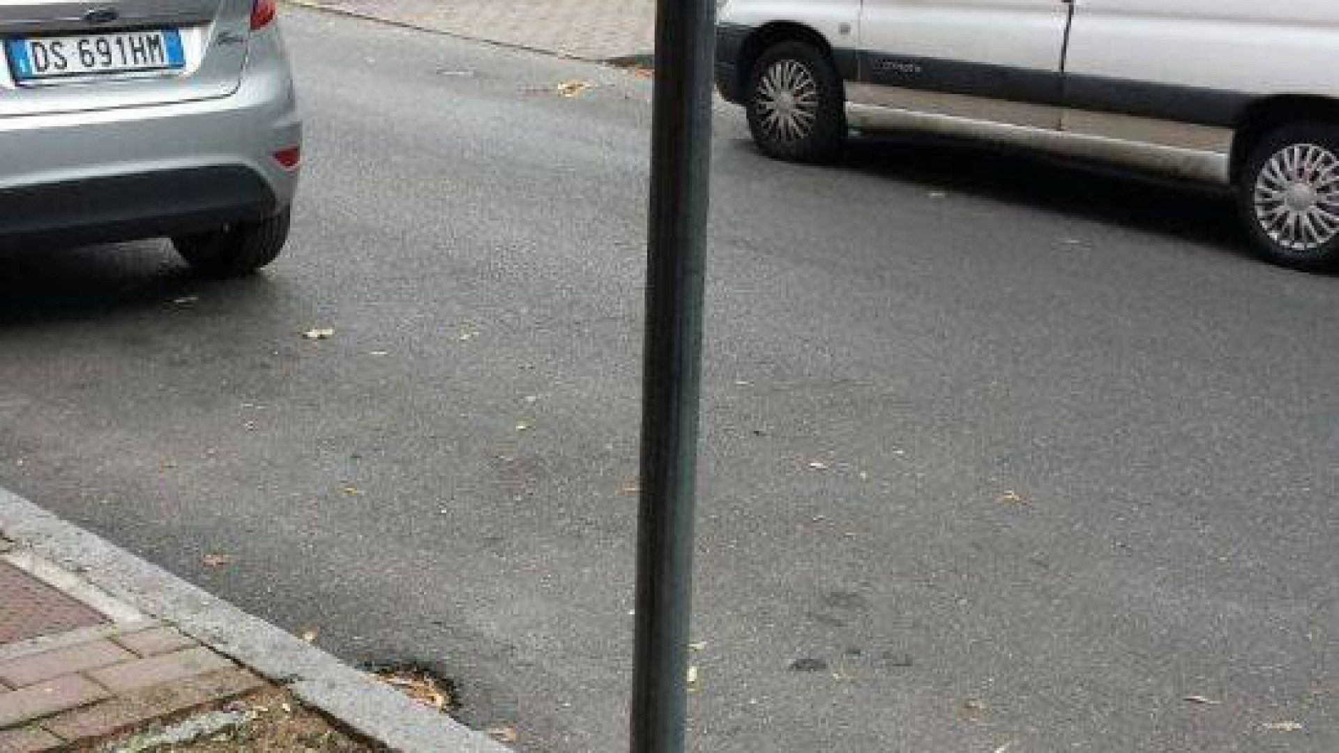 Cartello stradale si stacca all'improvviso e ferisce un bambino