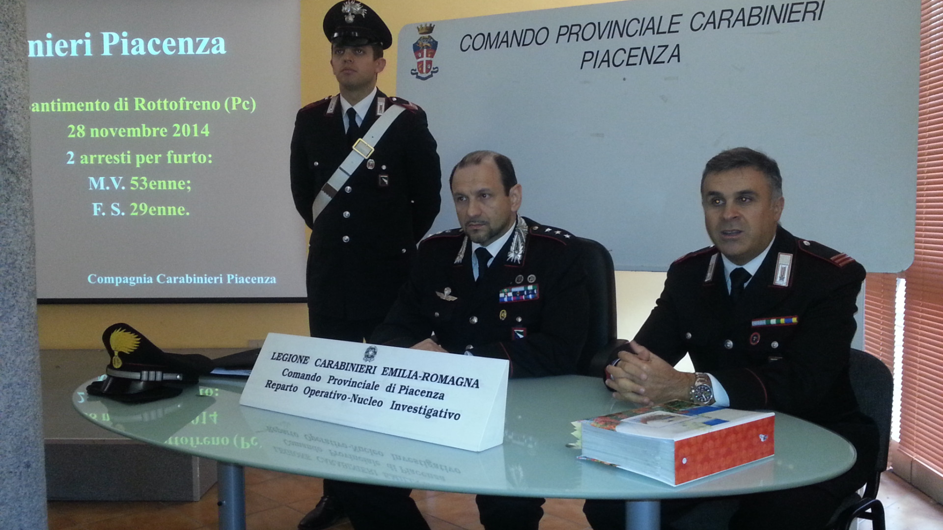 Smurano due bagni per portare via i sanitari, ma finiscono in manette