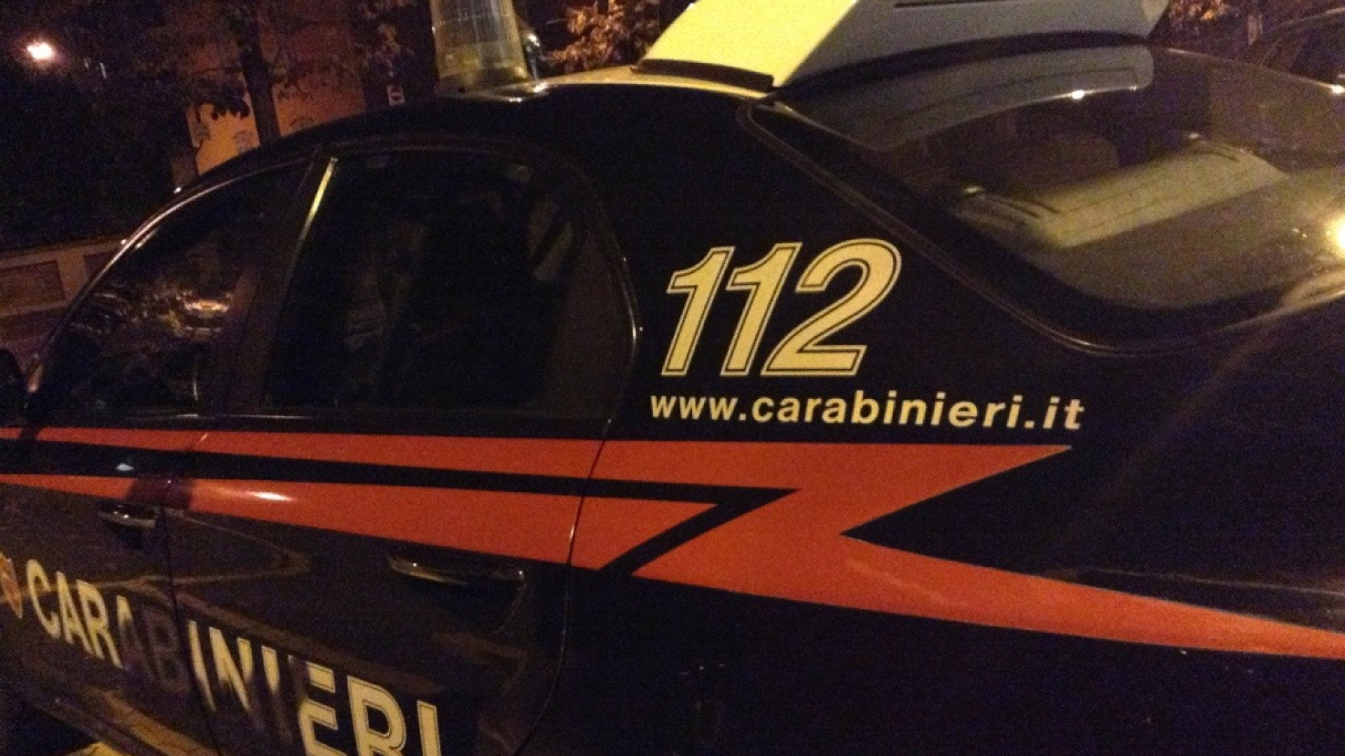 Ubriachi danneggiano una porta e lo specchietto dell'auto: denunciati