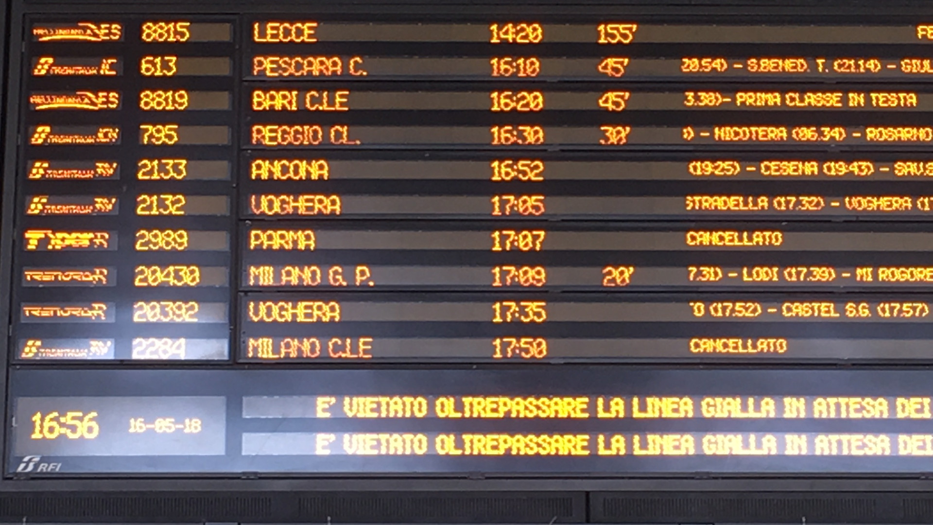 Giornata nera per i viaggiatori: locomotore esce dai binari, treni in tilt tra Piacenza e Milano