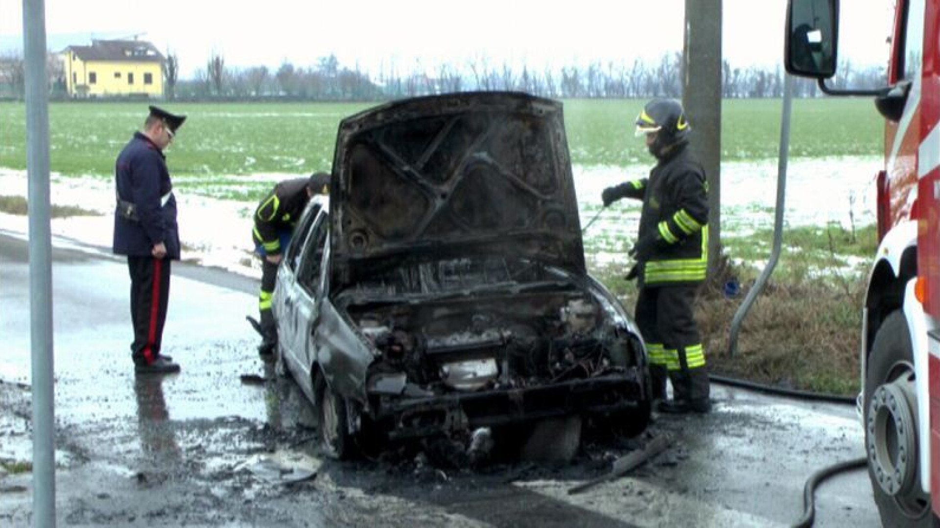 Auto in fiamme a Gossolengo
