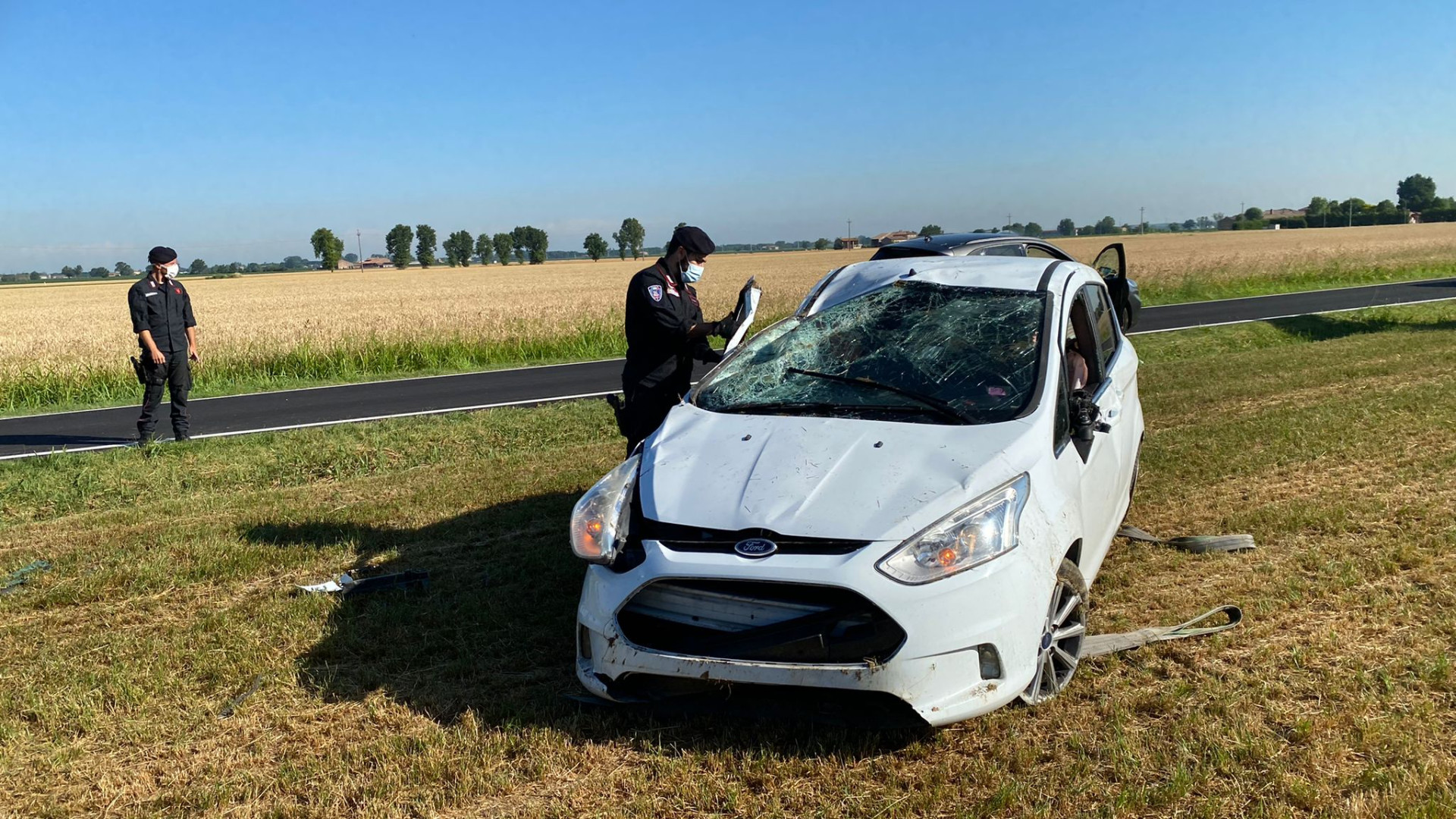 Esce di strada e si ribalta con l'auto a Saliceto. Lievi ferite per un 22enne
