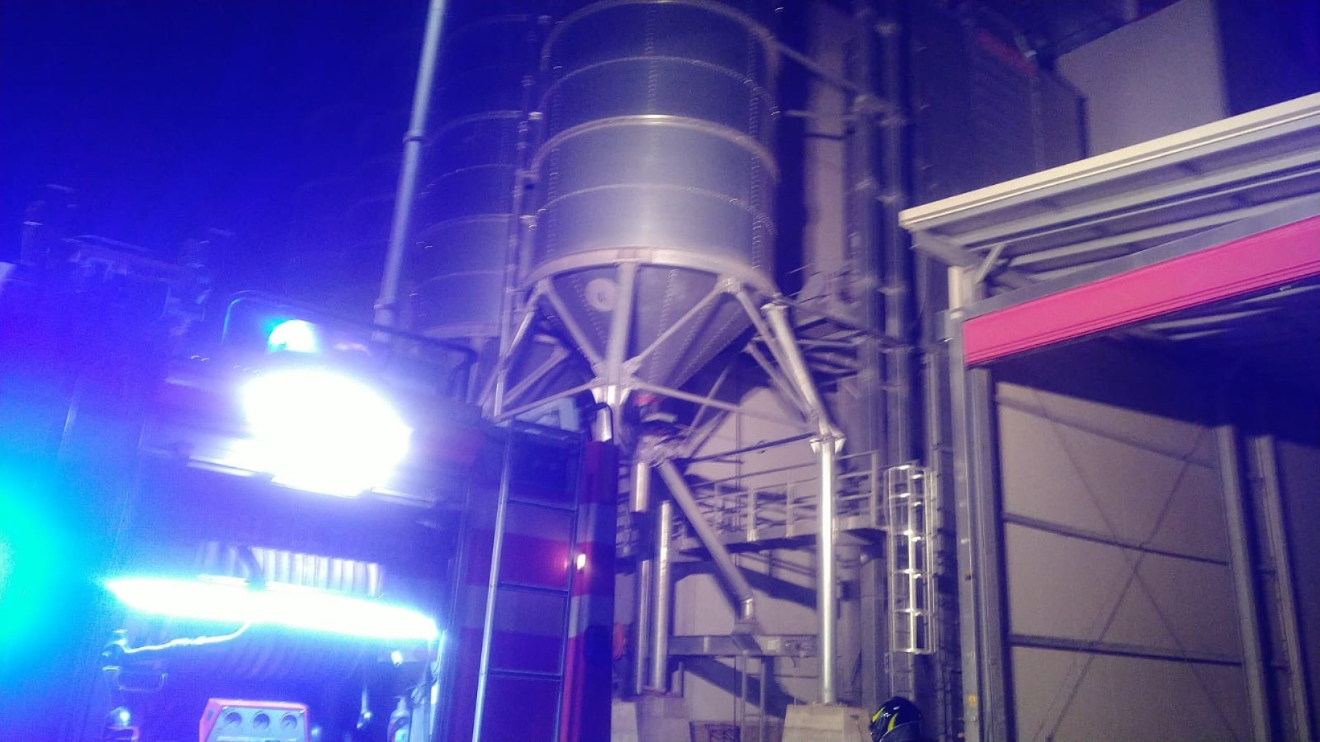 Incendio in un deposito di cereali: i vigili del fuoco salvano la struttura