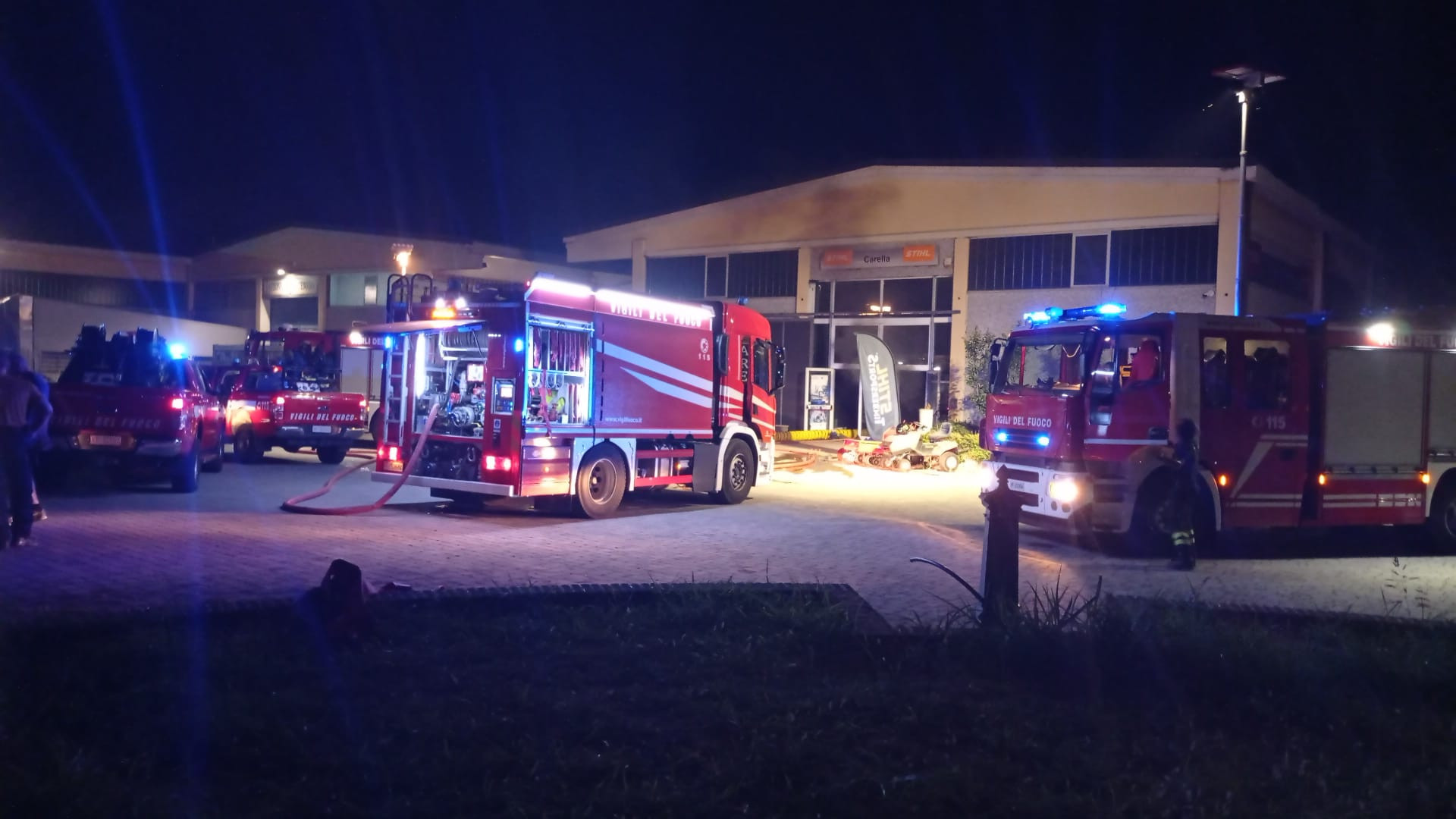 Incendio in un capannone a Sarmato. Fiamme domate dai vigili del fuoco