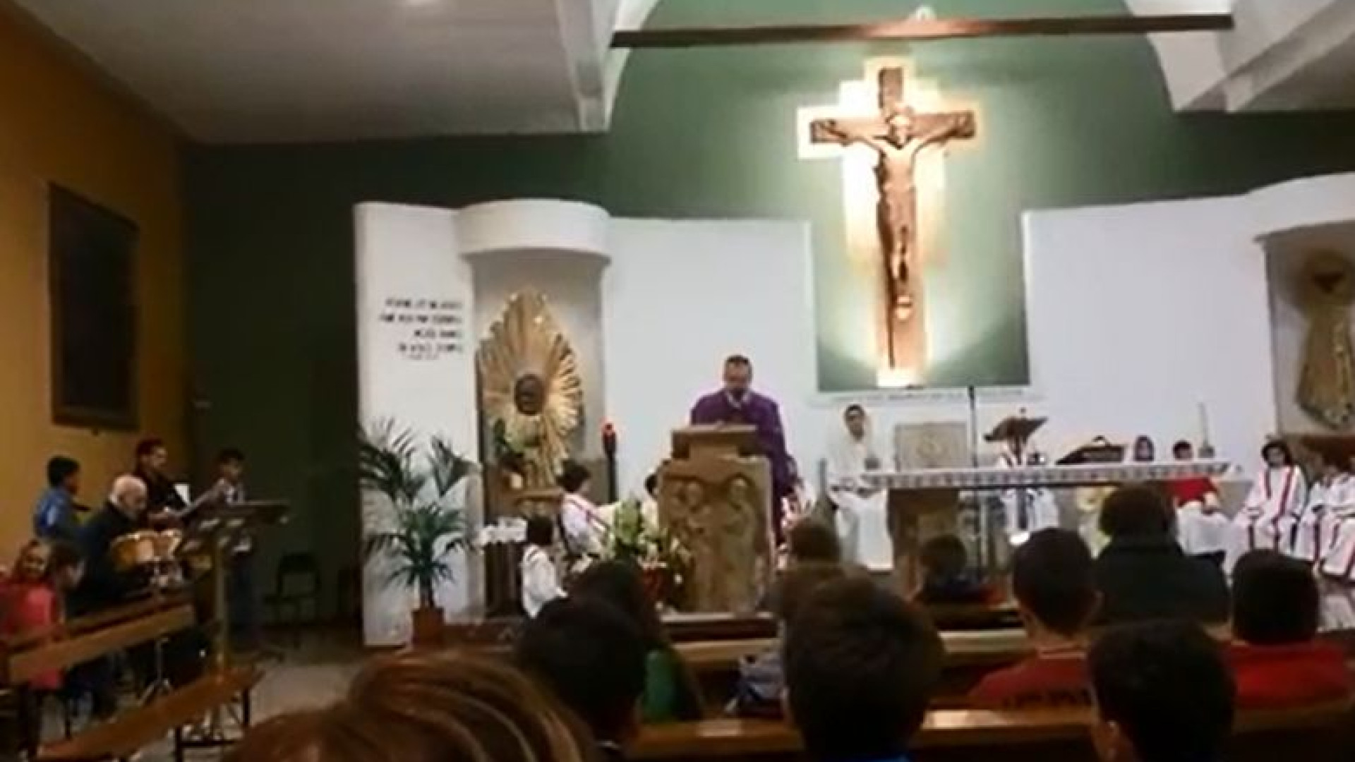 "Dio è morto" canta il parroco, "ma è per tre giorni e poi risorge". Show di don Severino