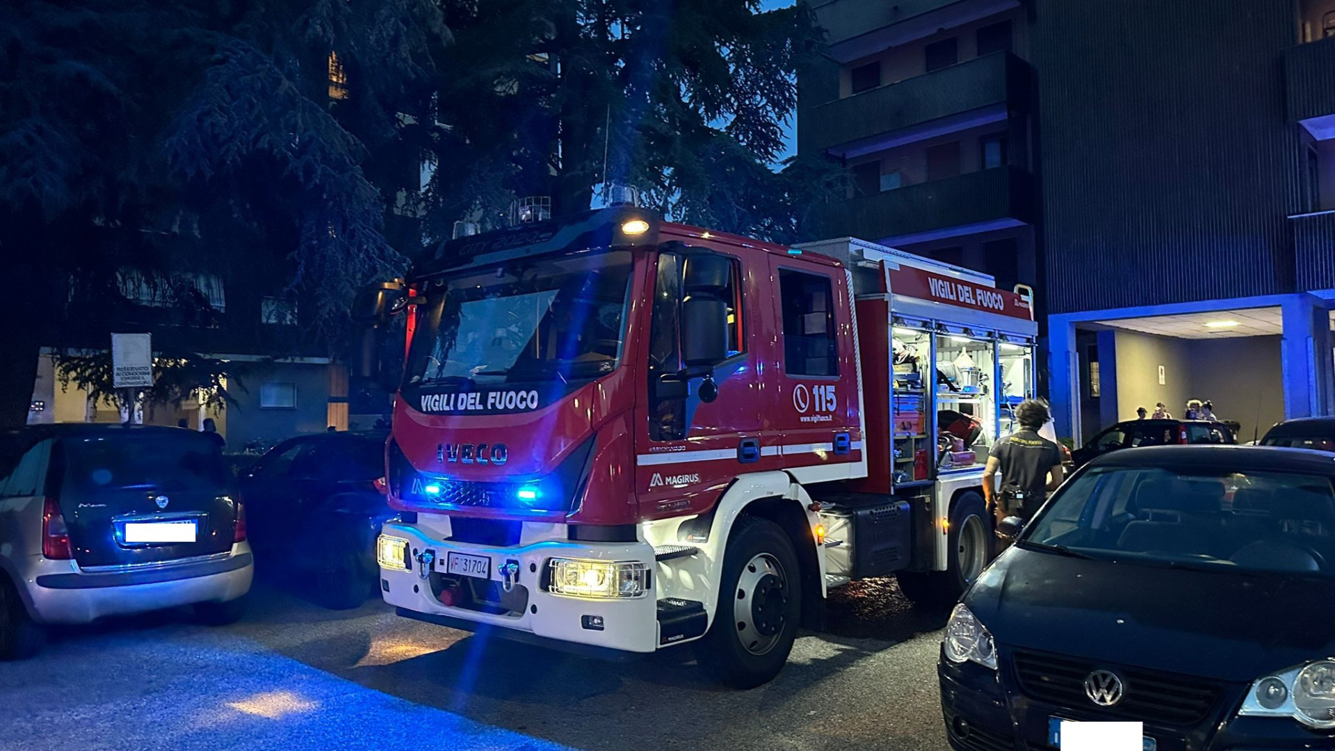 Box in fiamme in via Manfredi, bruciano un'auto e una moto