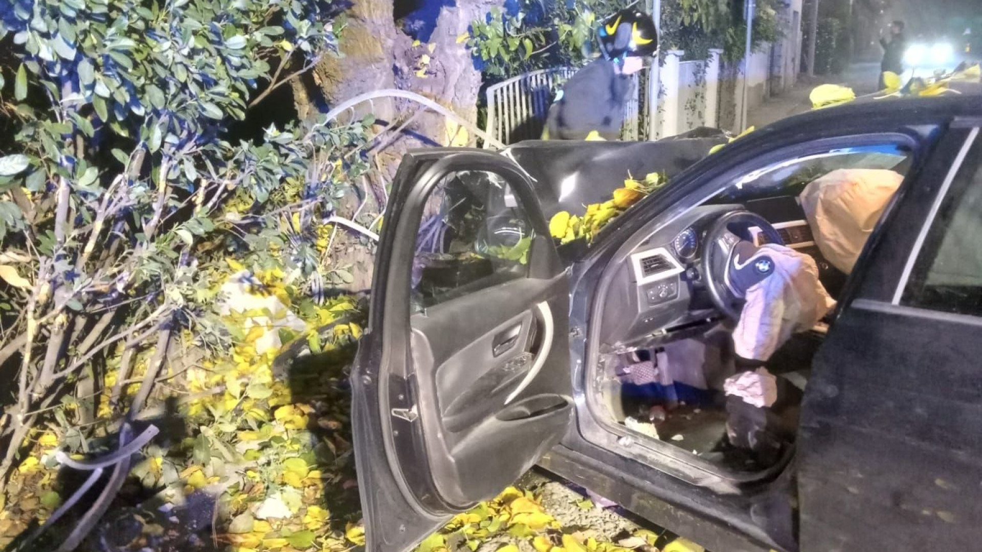 Auto sbanda e finisce contro il muretto di una casa a La Verza. Ferito un uomo