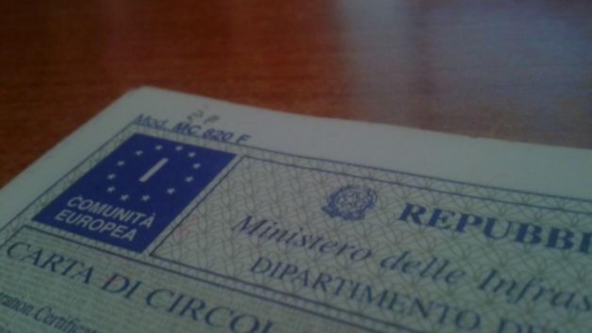 Falsi documenti di revisione, auto sequestrata a un romeno