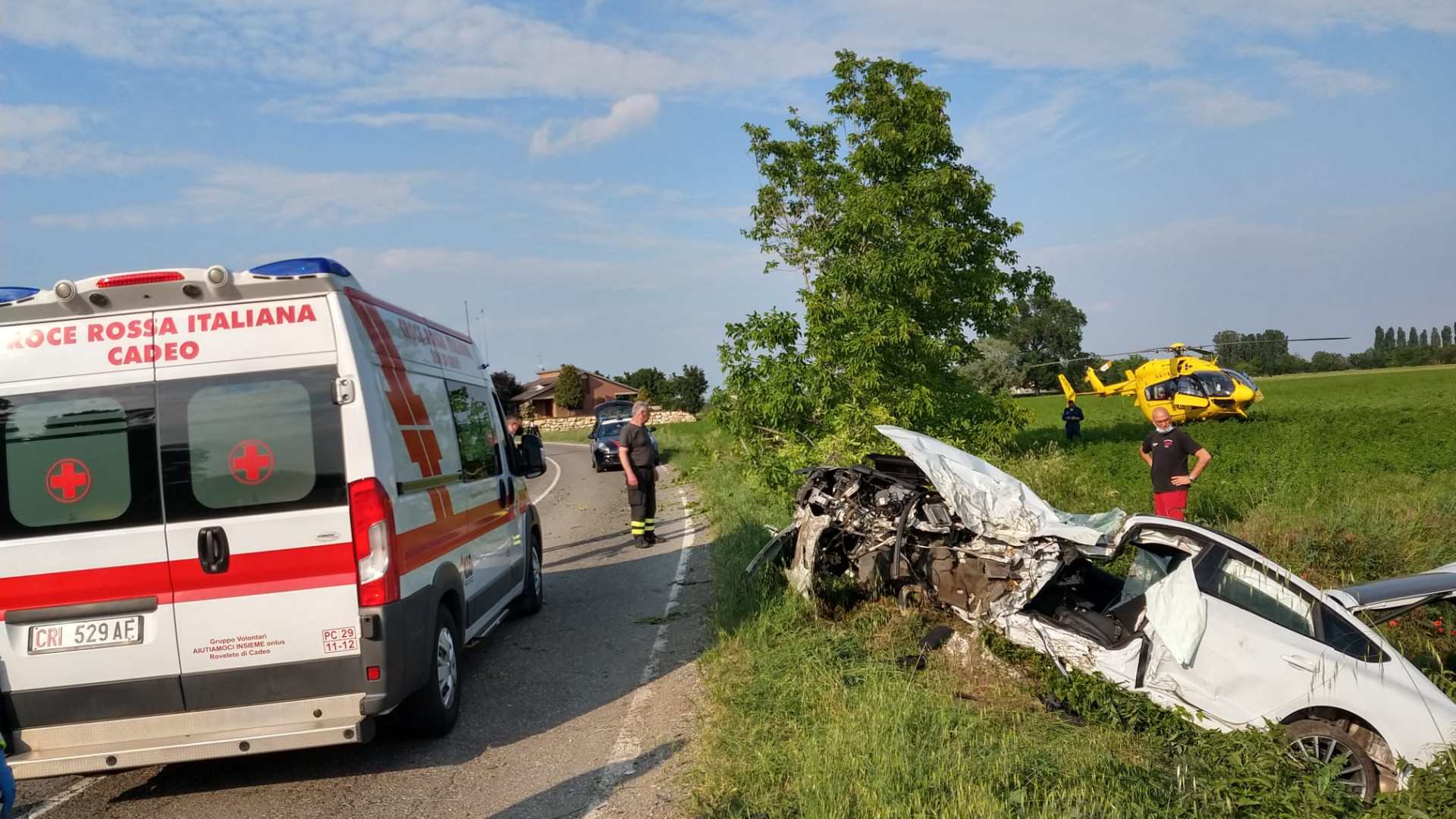 Auto contro un albero tra Roveleto e Chiavenna, grave il 40enne alla guida