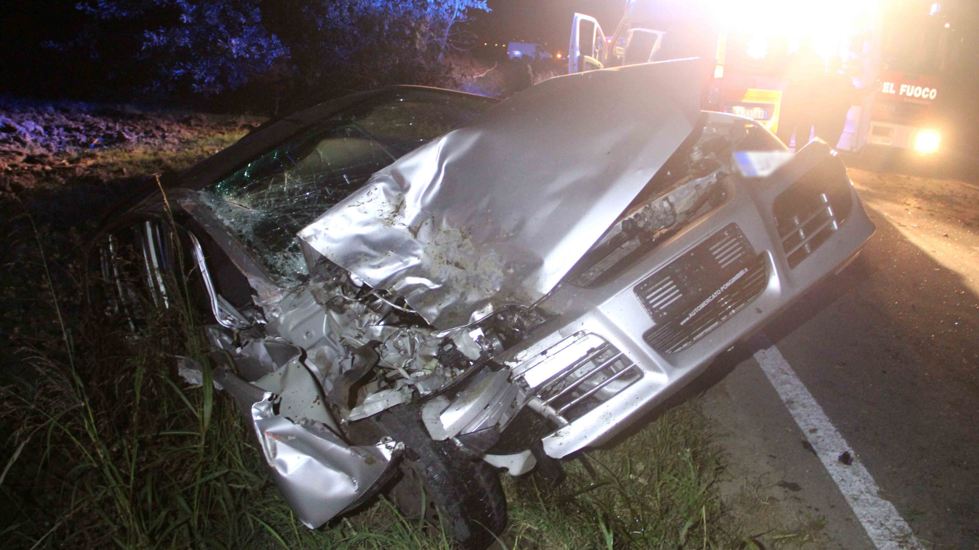 Incidente a Caratta: auto in un canale. Due persone ferite